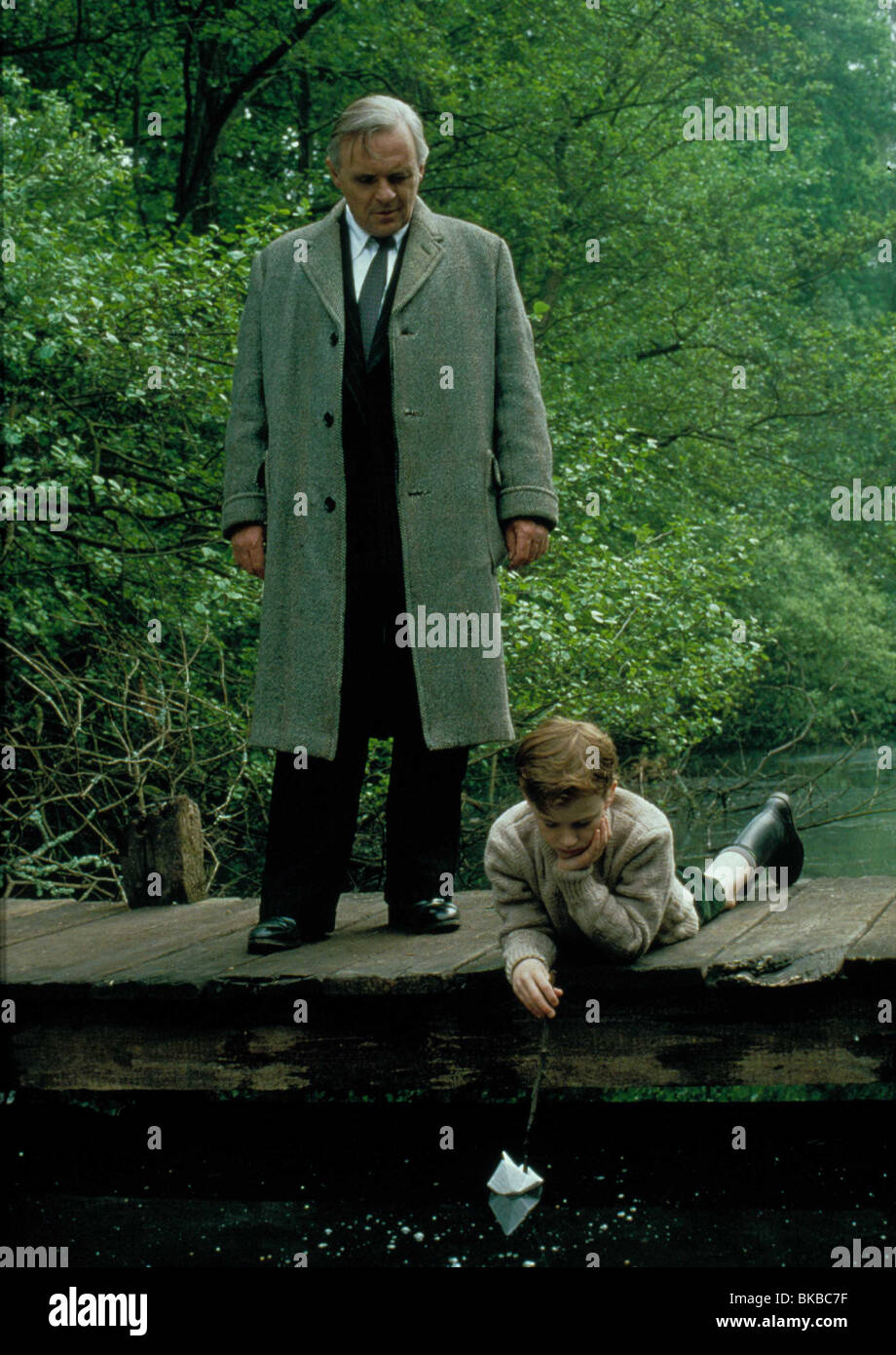 SHADOWLANDS (1994) ANTHONY HOPKINS, JOSEPH MAZZELLO ARBEITSUNFÄLLEN 030 D Stockfoto