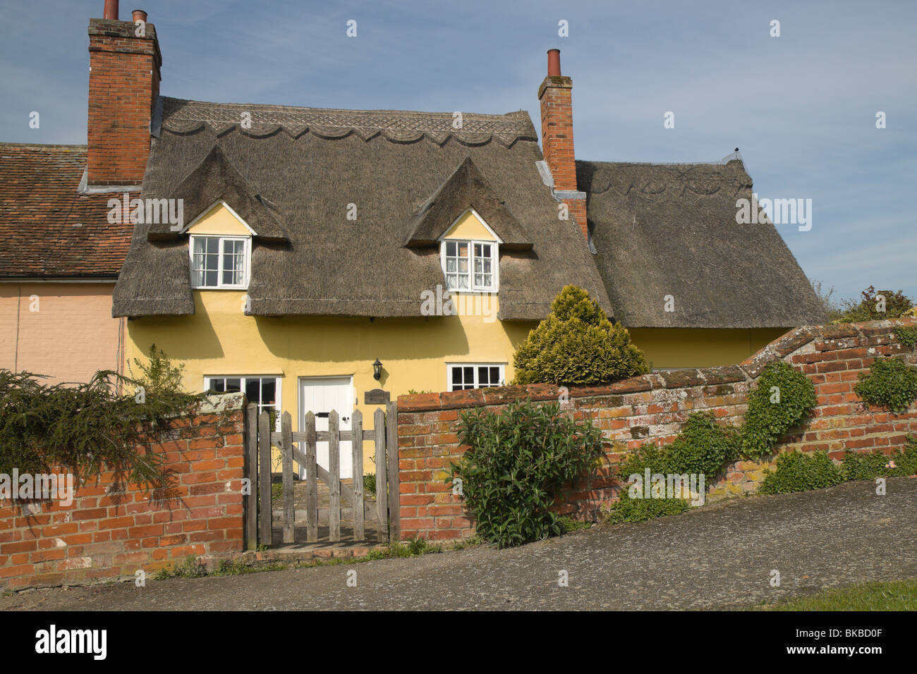 Eine strohgedeckte Hütte in einem englischen Dorf Stockfoto