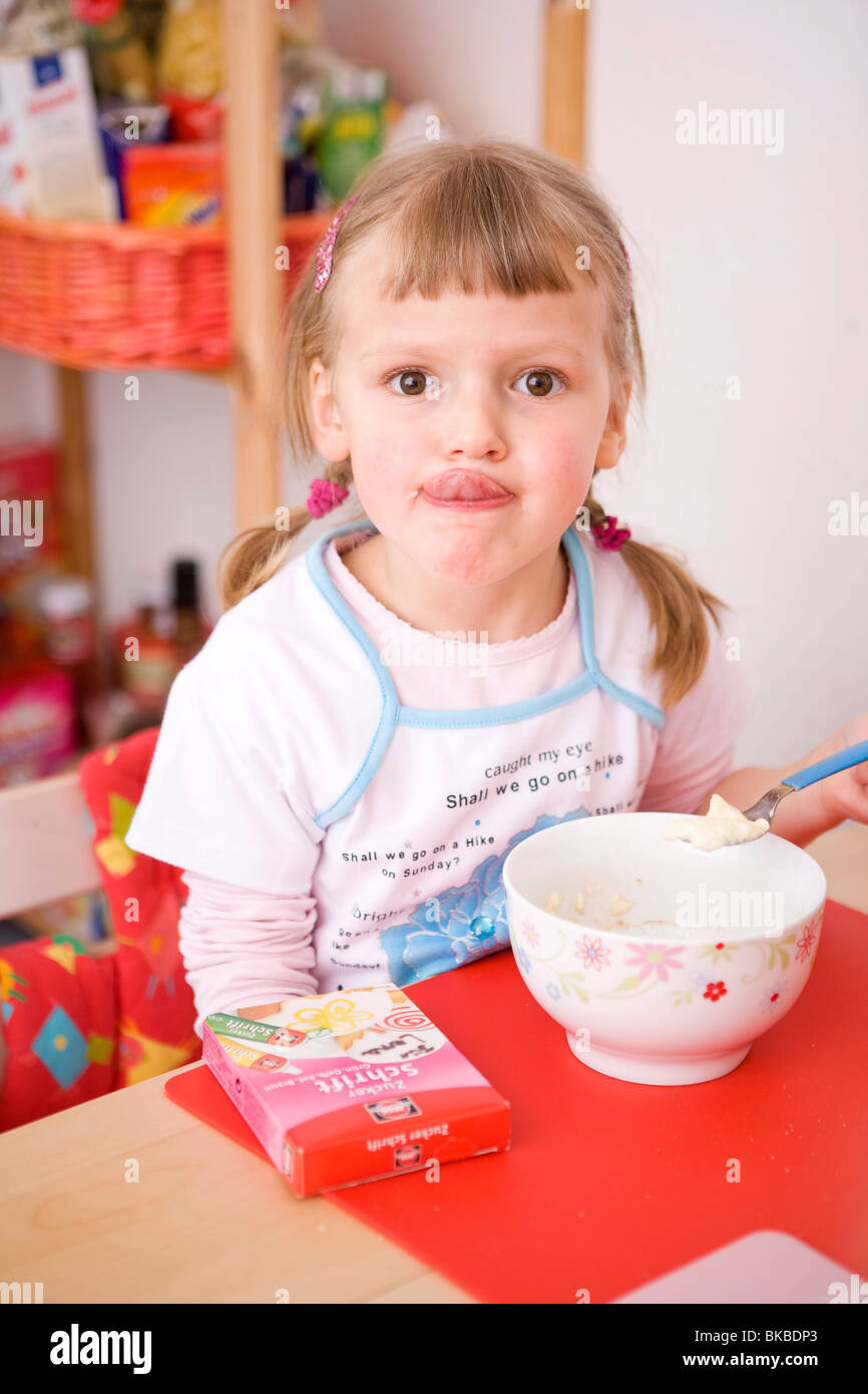 Mädchen beim Frühstück Stockfoto