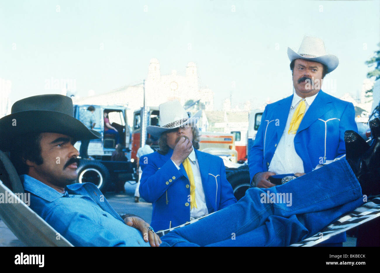 SMOKEY UND DER BANDIT (1977)-BURT REYNOLDS, PAUL WILLIAMS, PAT MCCORMICK COWBOYHUT, SCHNURRBART SMBT 014 Stockfoto