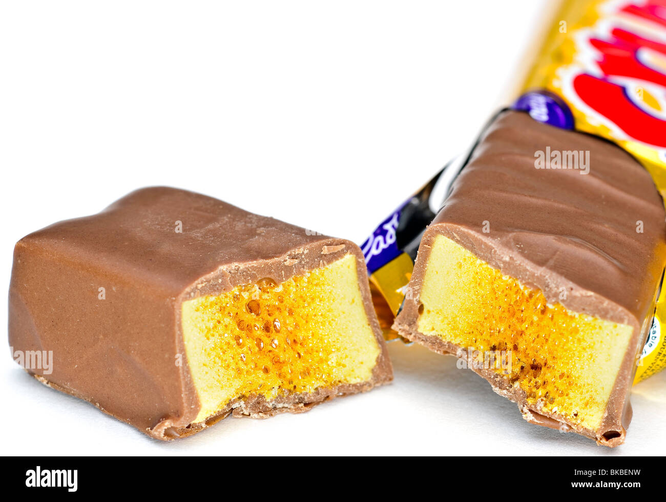 Cadbury Crunchie Bar zweigeteilt Stockfoto