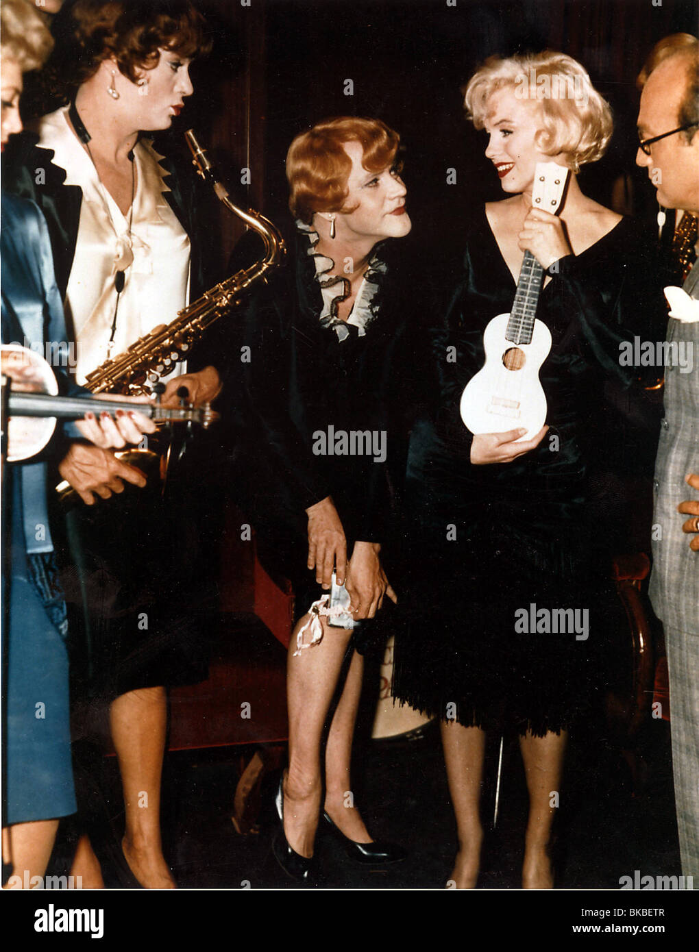 Marilyn Monroe And Tony Curtis On The Set Of 'Some Like It Hot',... Fotografía D