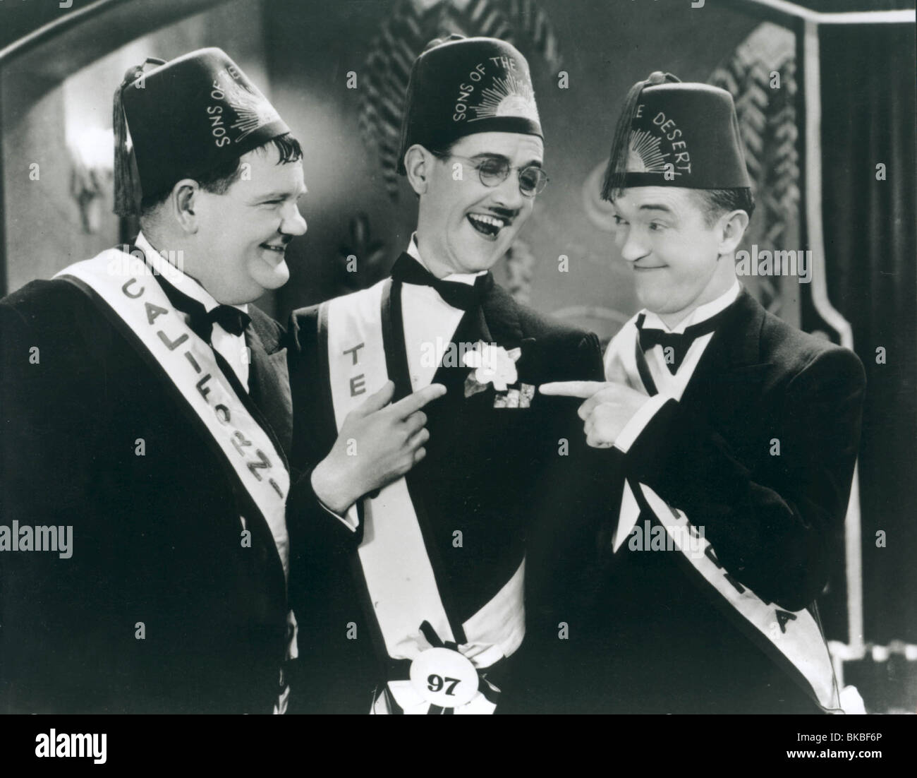 SÖHNE DER WÜSTE (1933) OLIVER HARDY, STAN LAUREL SOTD 005 P Stockfoto