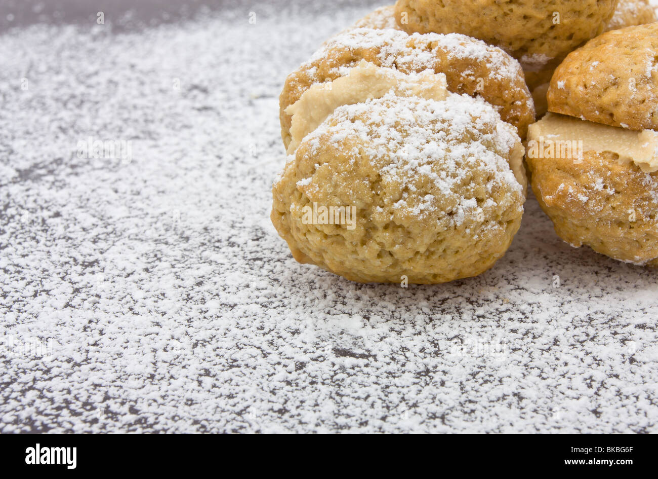 Kaffee küssen Kekse mit Prise Puderzucker und Butter Creme-Füllung. Stockfoto