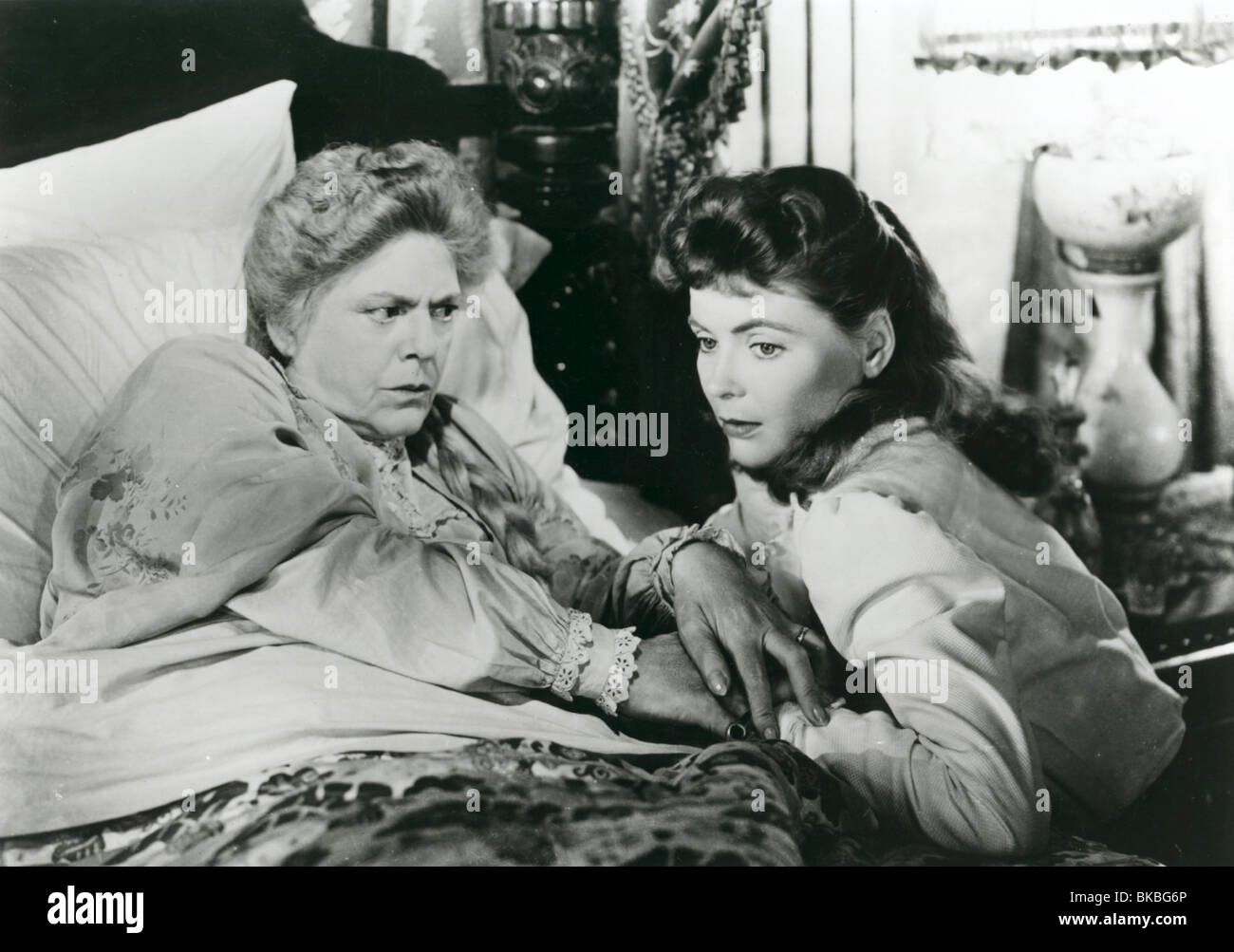 DIE SPIRALFÖRMIGE TREPPE (1945) ETHEL BARRYMORE, DOROTHY MCGUIRE SPRC 001 P Stockfoto