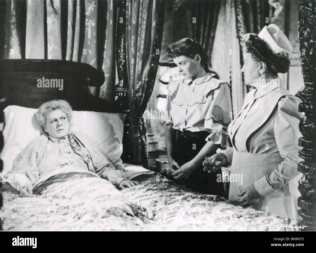 DIE SPIRALFÖRMIGE TREPPE (1945) ETHEL BARRYMORE, DOROTHY MCGUIRE SPRC 007P Stockfoto