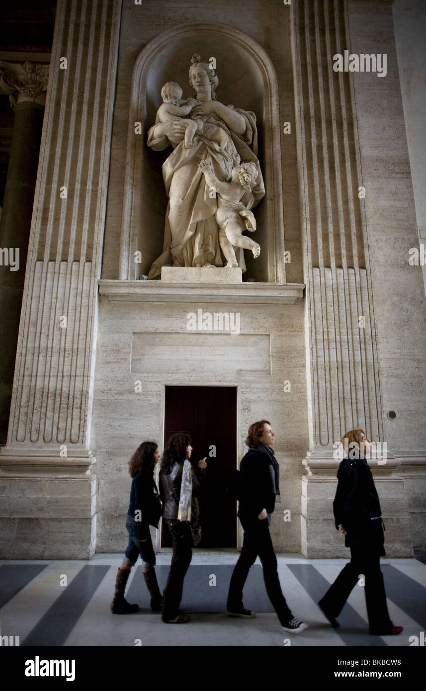 Touristen gehen eine Statue der Jungfrau Maria in der Basilika St. Peter im Vatikan, Rom, 9. März 2008. Foto/Chico Sanchez Stockfoto
