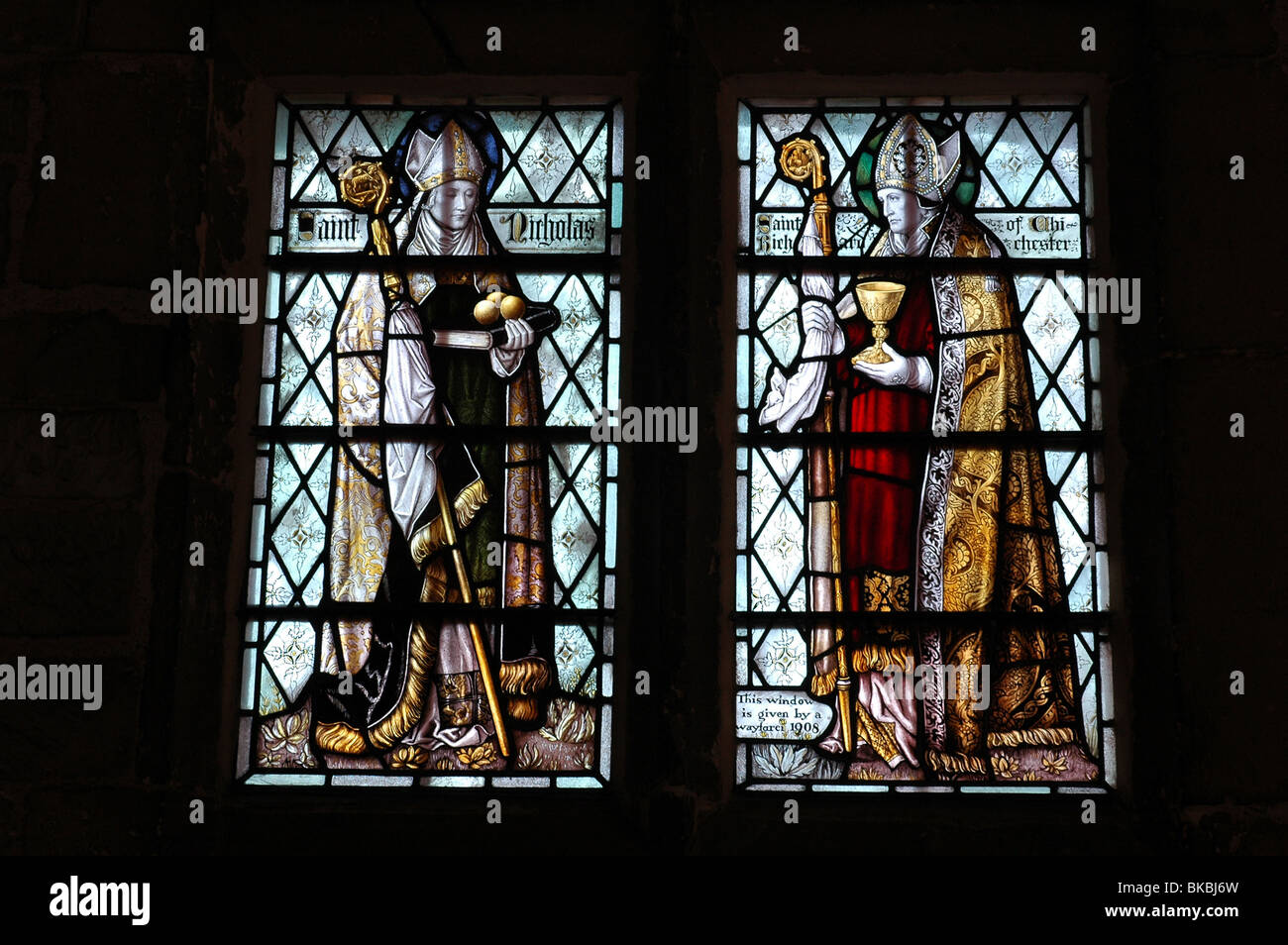 Fenster "der Wanderer" Darstellung von St. Nikolaus und St. Richard von Chichester. Stockfoto