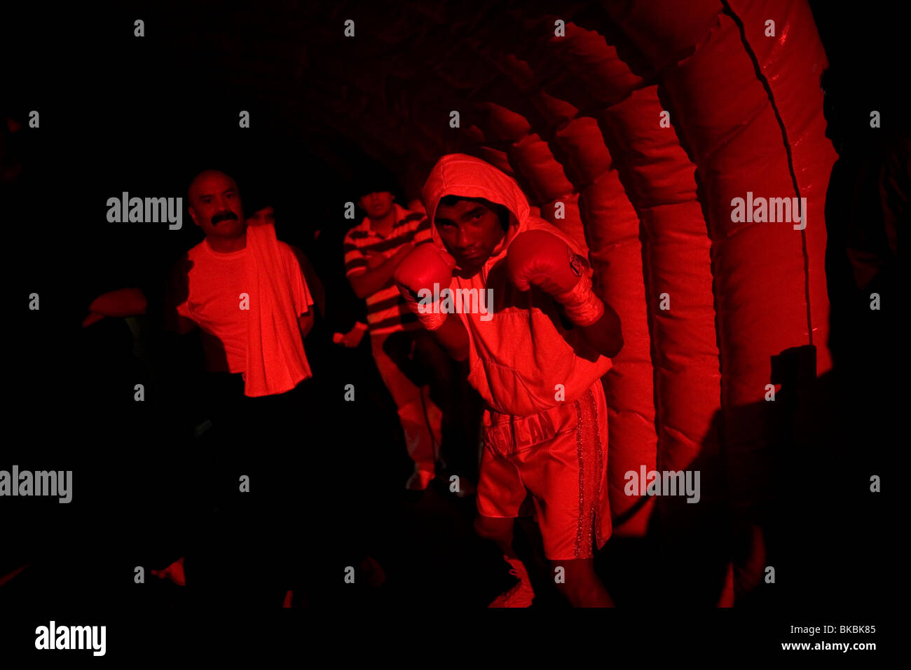 Boxer Neri Saguilan wartet mit seinem Trainer zu Beginn von einem Box-Kampf in Mexiko-Stadt, 22. Juli 2009. Stockfoto