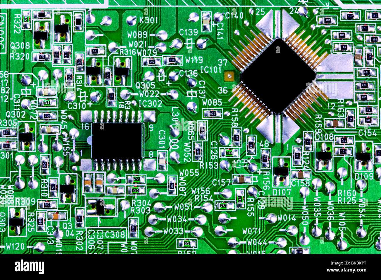 Nahaufnahme einer Leiterplatte und Computer-Chips. Stockfoto
