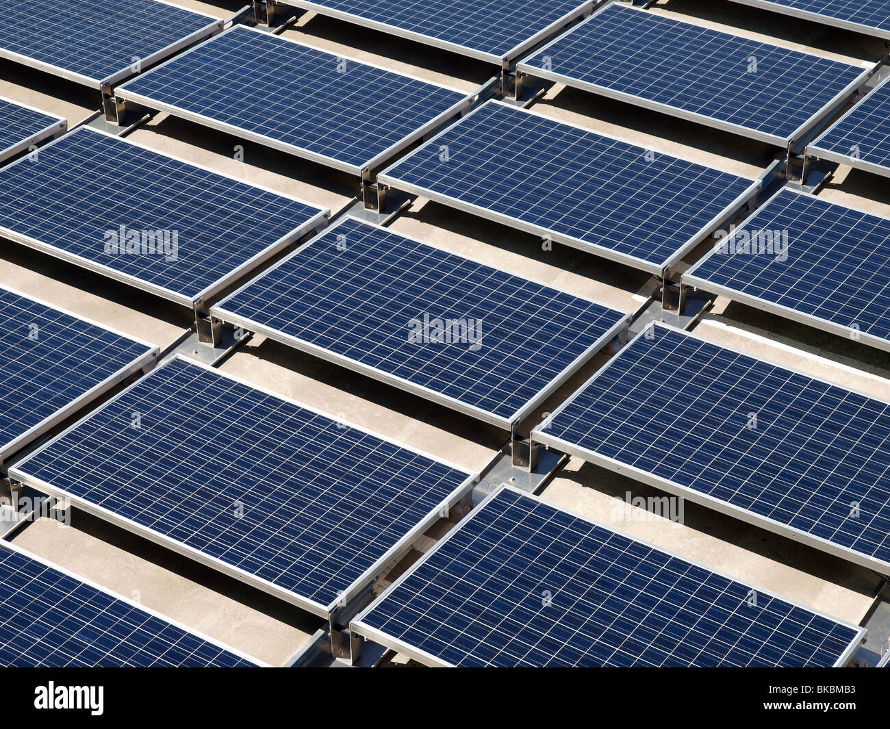 Photovoltaik-Solarzellen auf einem konkreten Dach. Stockfoto