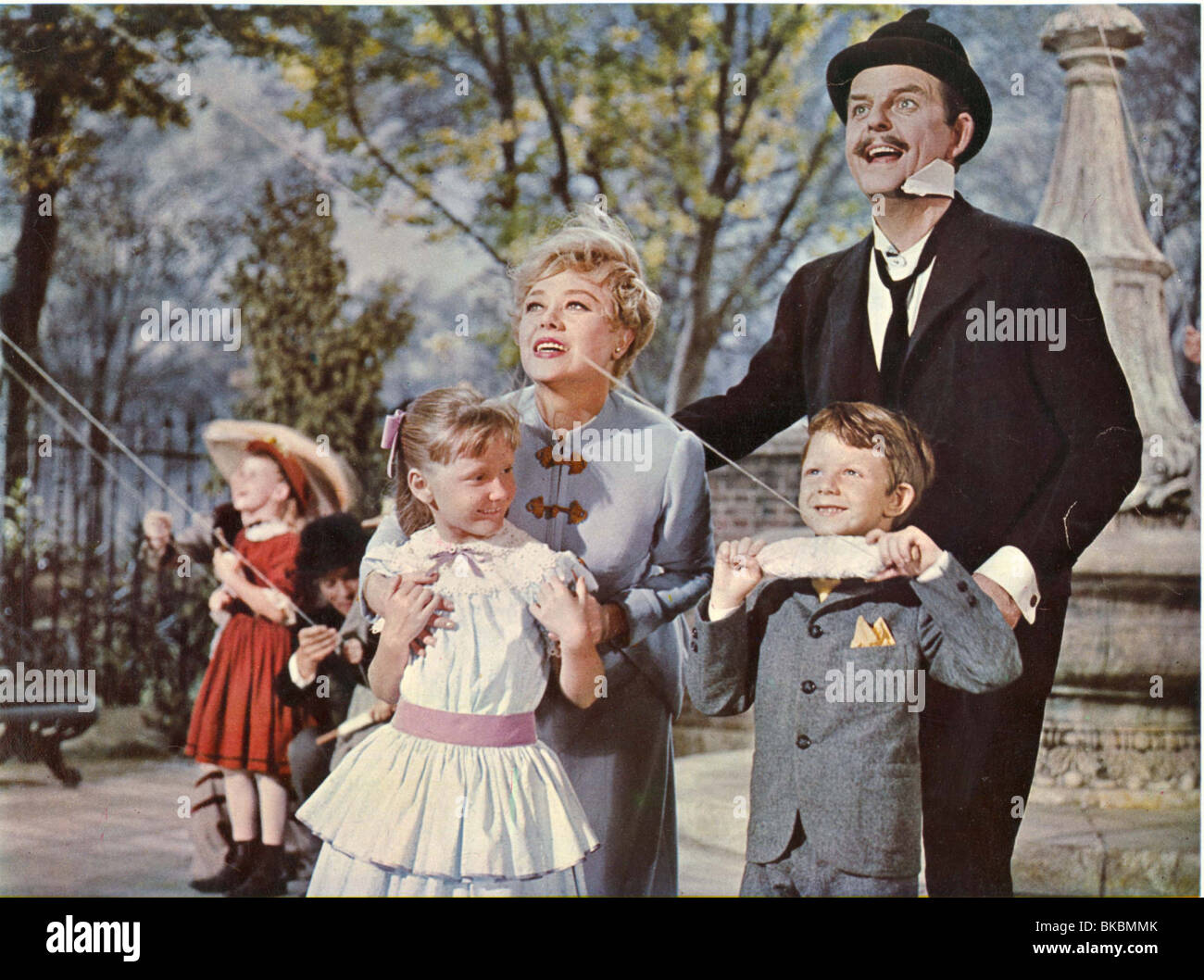 MARY POPPINS (1964) KAREN DOTRICE, GLYNIS JOHNS, MATTHEW GARBER, DAVID TOMLINSON CREDIT DISNEY
