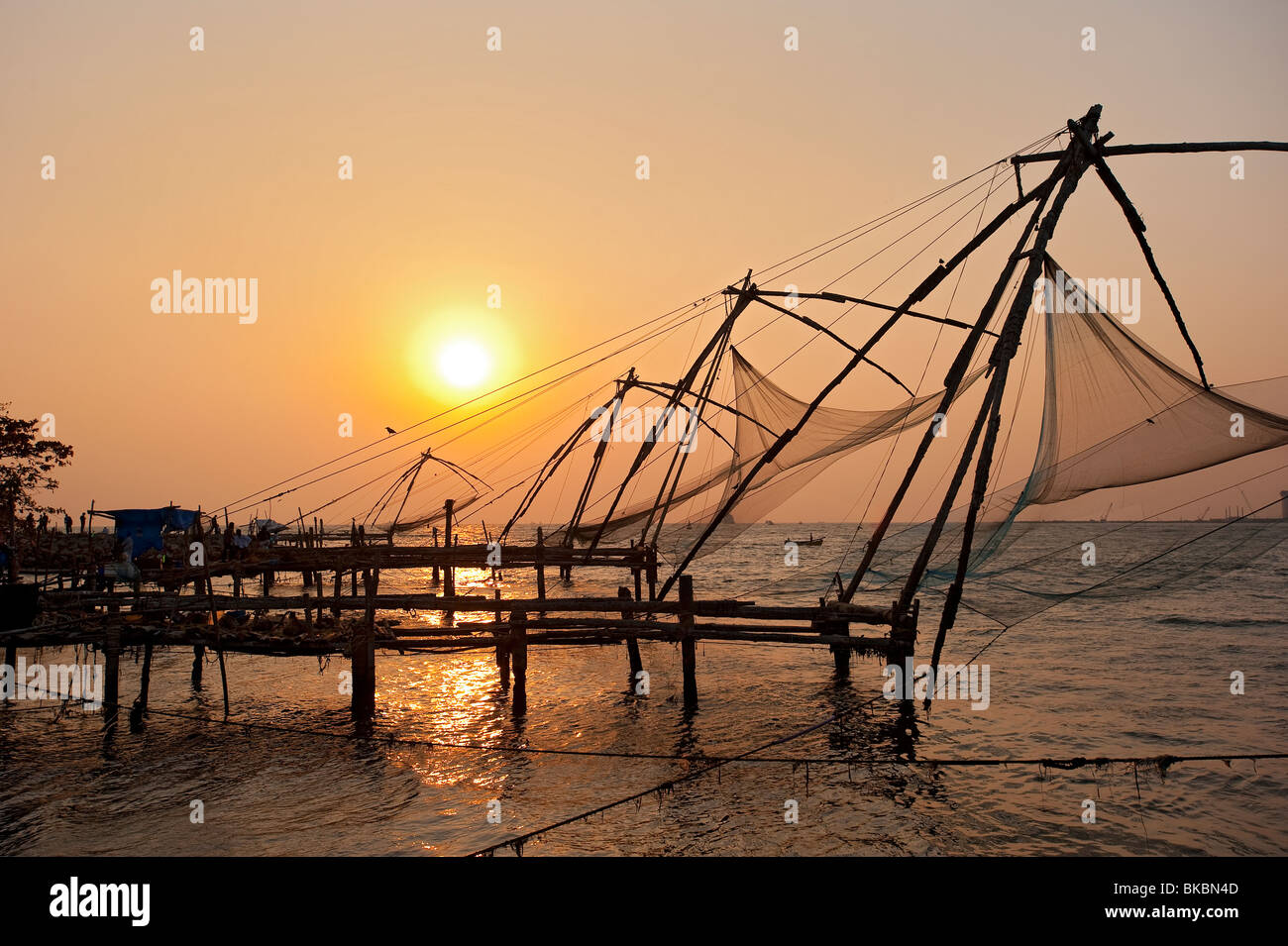 Chinesische Fischernetze bei Sonnenuntergang, Fort Cochin, Kerala, Indien Stockfoto