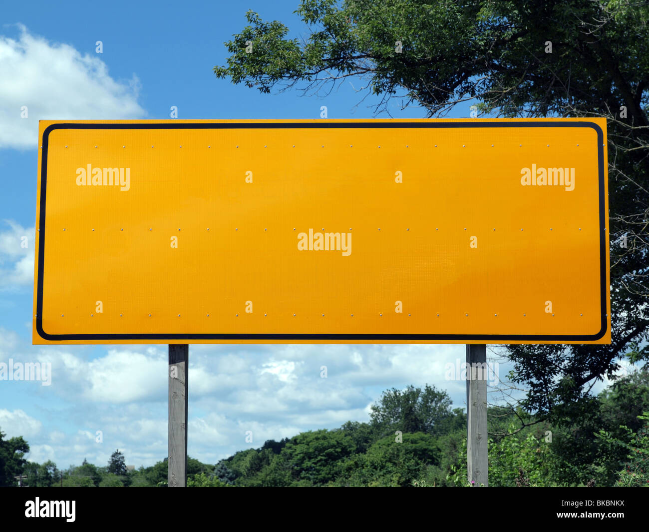 Große leere Autobahn Schild mit blauem Himmel und Sommergrüns. Stockfoto