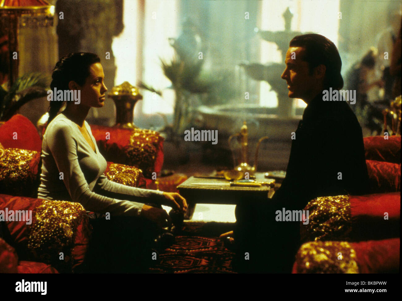 LARA CROFT: TOMB RAIDER (2001) ANGELINA JOLIE, IAIN GLEN TBRR 181 Stockfoto