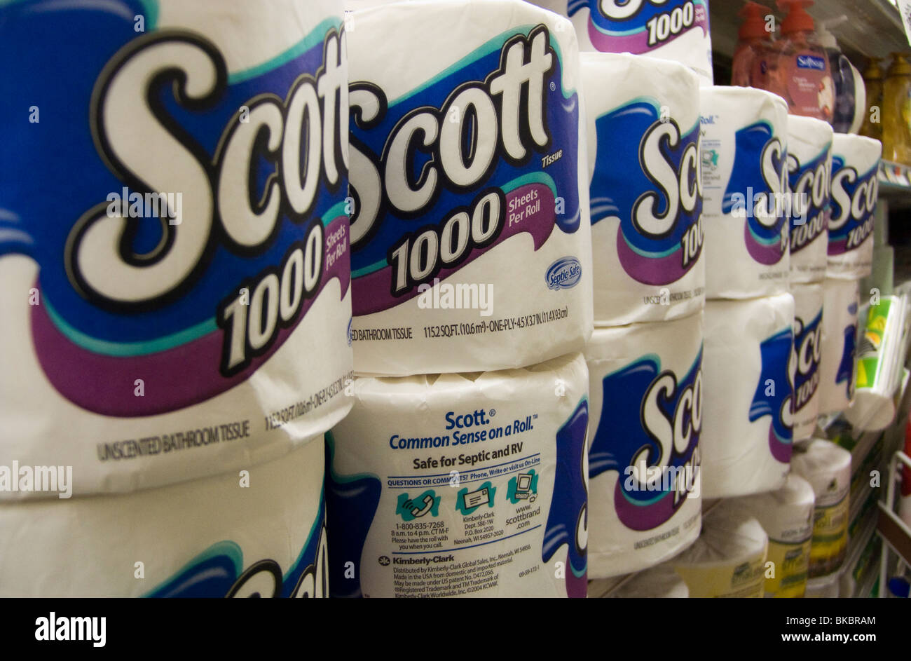 Rollen von Scott Toilettenpapier hergestellt von Kimberly-Clark sind auf  einem Supermarktregal in New York gesehen Stockfotografie - Alamy