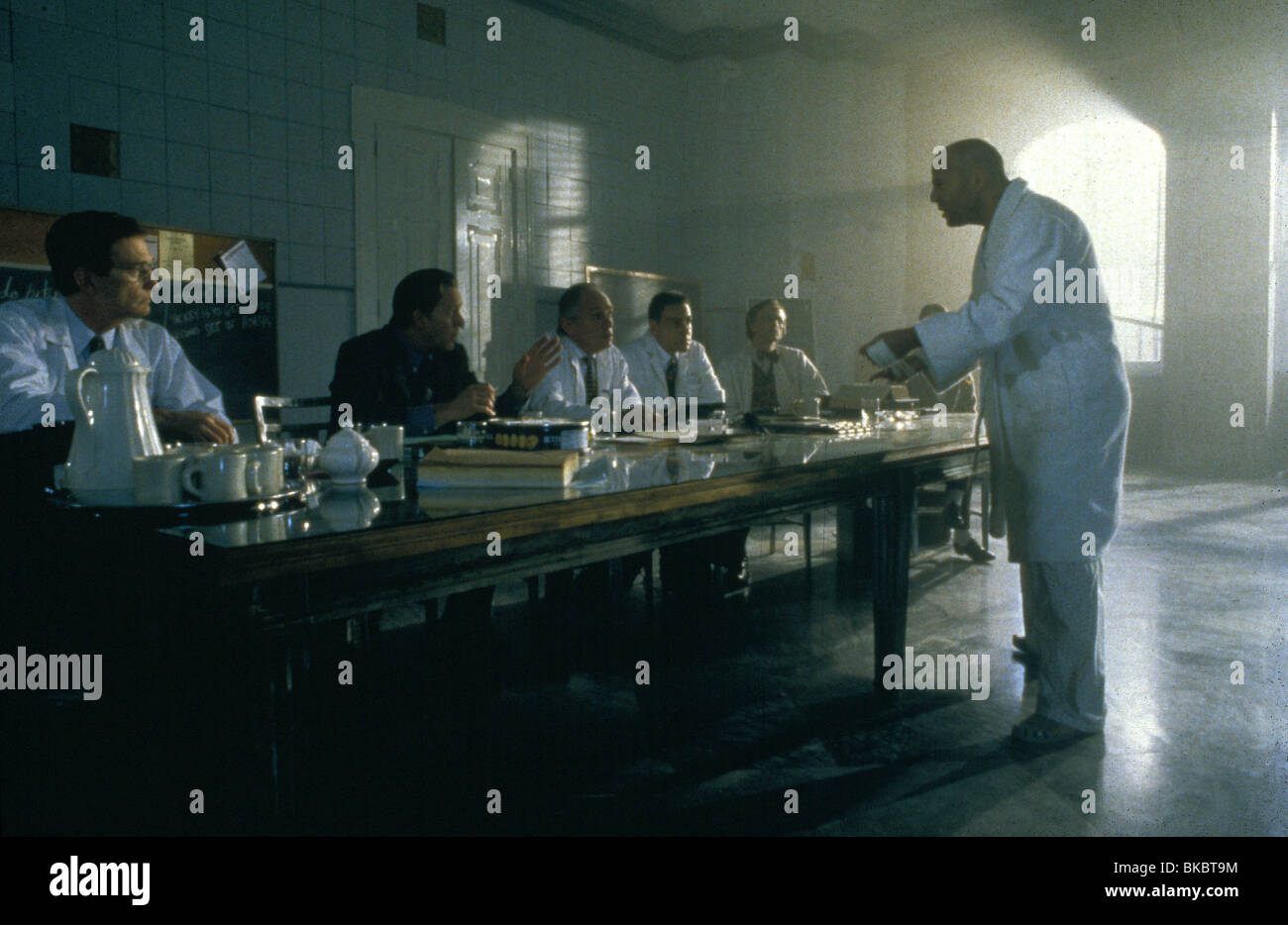TWELVE MONKEYS (1995) FRANK GORSHIN, BRUCE WILLIS TVMK 071 Stockfoto