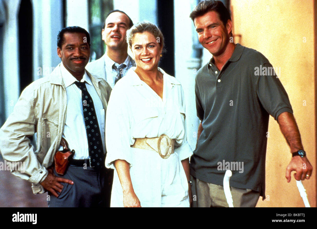 UNDERCOVER BLUES (1992) OBBA BABATUNDE, LARRY MILLER, KATHLEEN TURNER, DENNIS QUAID UCBL 025 Stockfoto