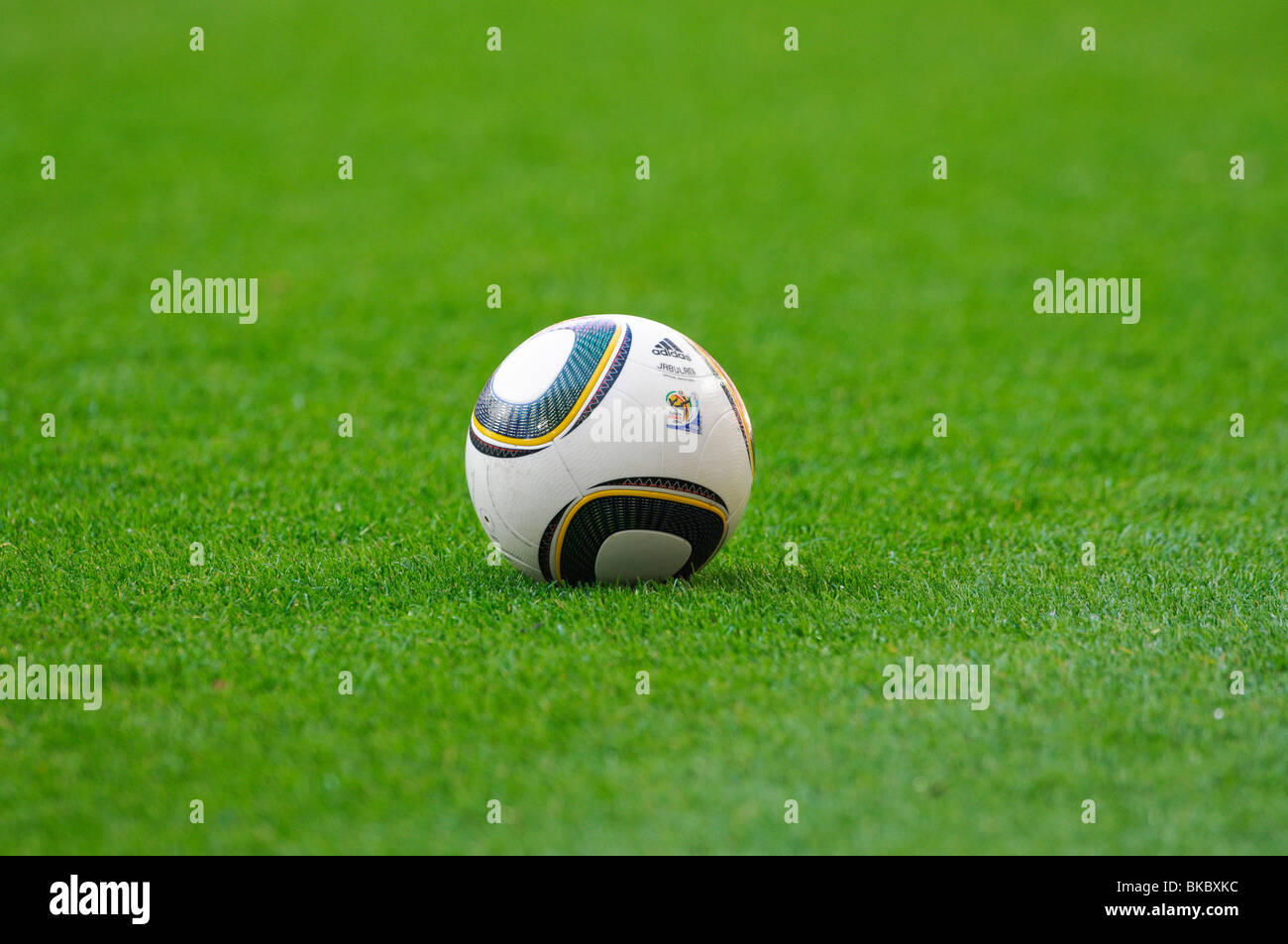 Jabulani Offizieller Spielball der FIFA WM 2010 in Südafrika auf dem Platz Stockfoto