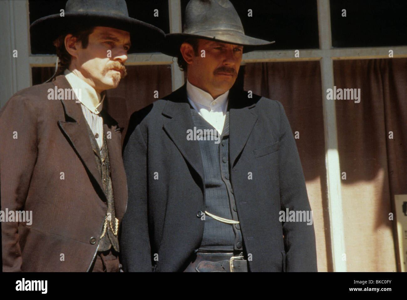 WYATT EARP (1994) DENNIS QUAID, KEVIN COSTNER WYEP 009 Stockfoto