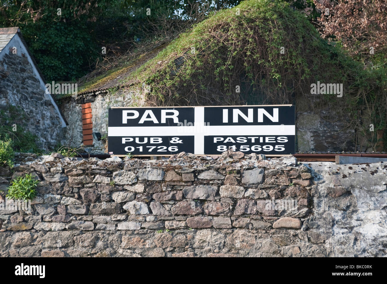 Par-Inn Pub Schild, Cornish Flaggendesign als Hintergrund verwenden. Stockfoto