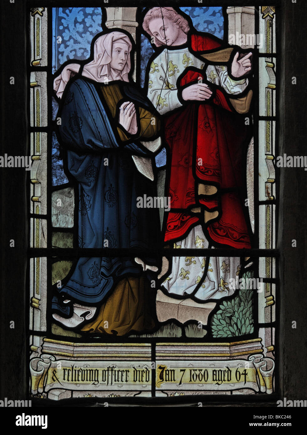 Ein Buntglasfenster von Lavers Barraud & Westlake, das einen Akt der korporalen Barmherzigkeit darstellt, St Mary the Virgin Church, Tysoe, Warwickshire Stockfoto