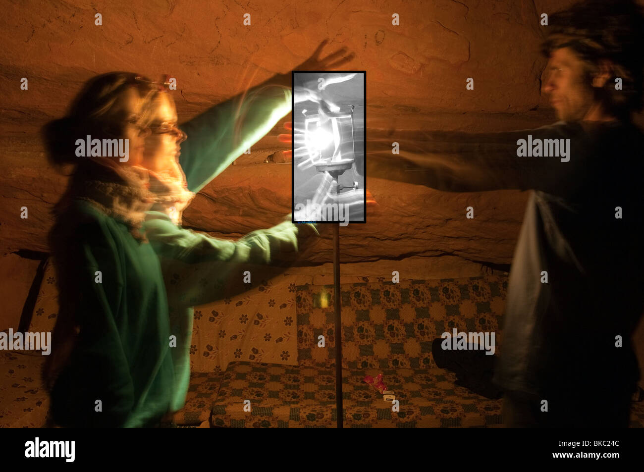 Zwei Personen durchführen fotografische Experimente Stockfoto