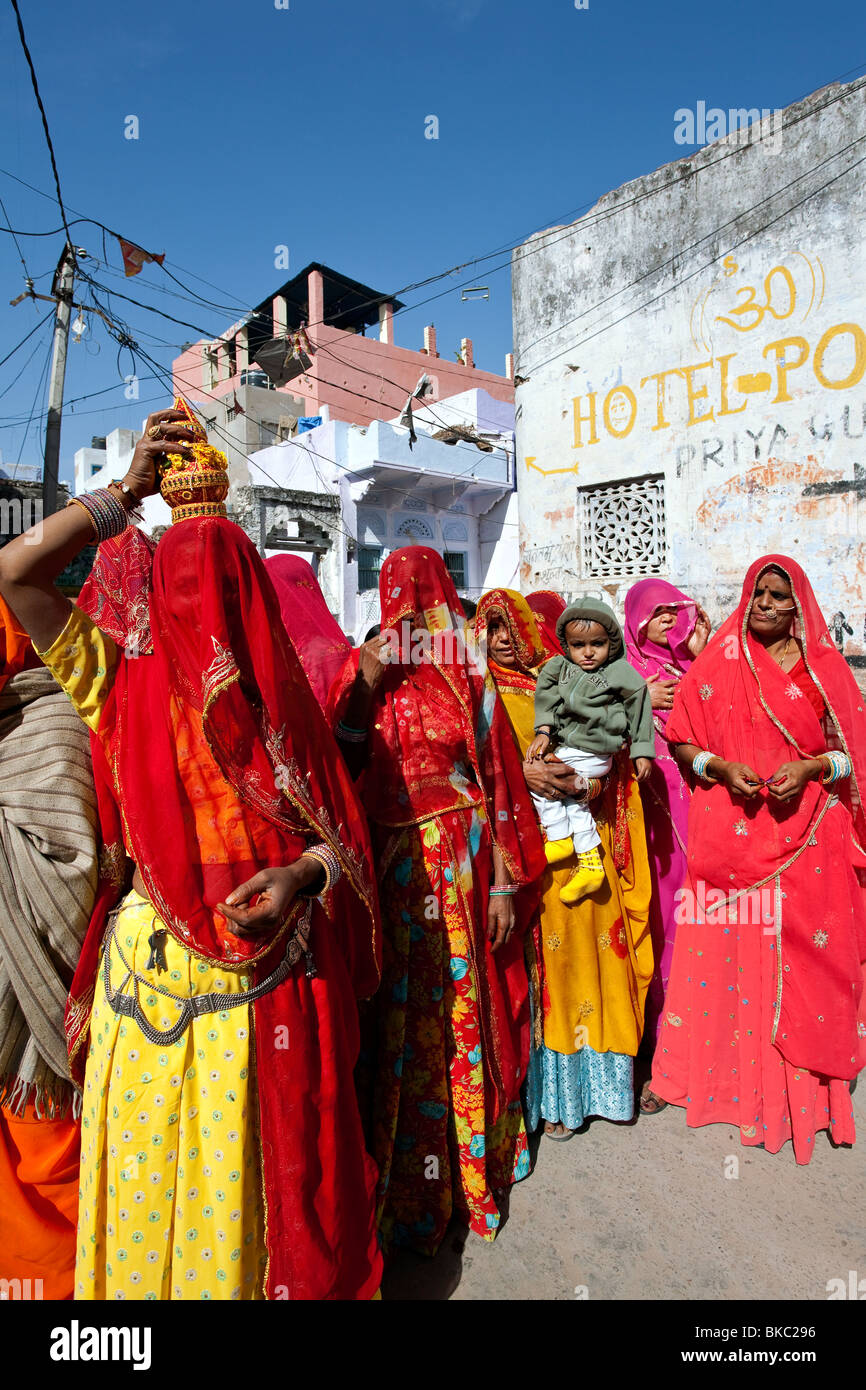 Familie rituelle Parade vor der Trauung. Pushkar. Rajasthan. Indien Stockfoto