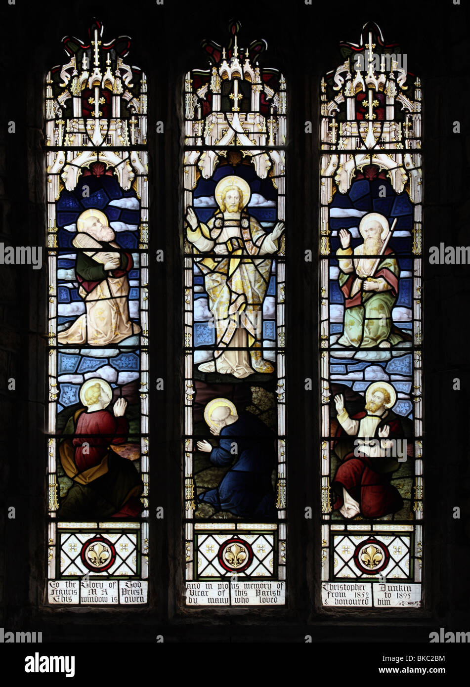 Ein Buntglasfenster, das die Verklärung Jesu Christi, die Kirche der Jungfrau Maria, Tysoe, Warwickshire, darstellt Stockfoto