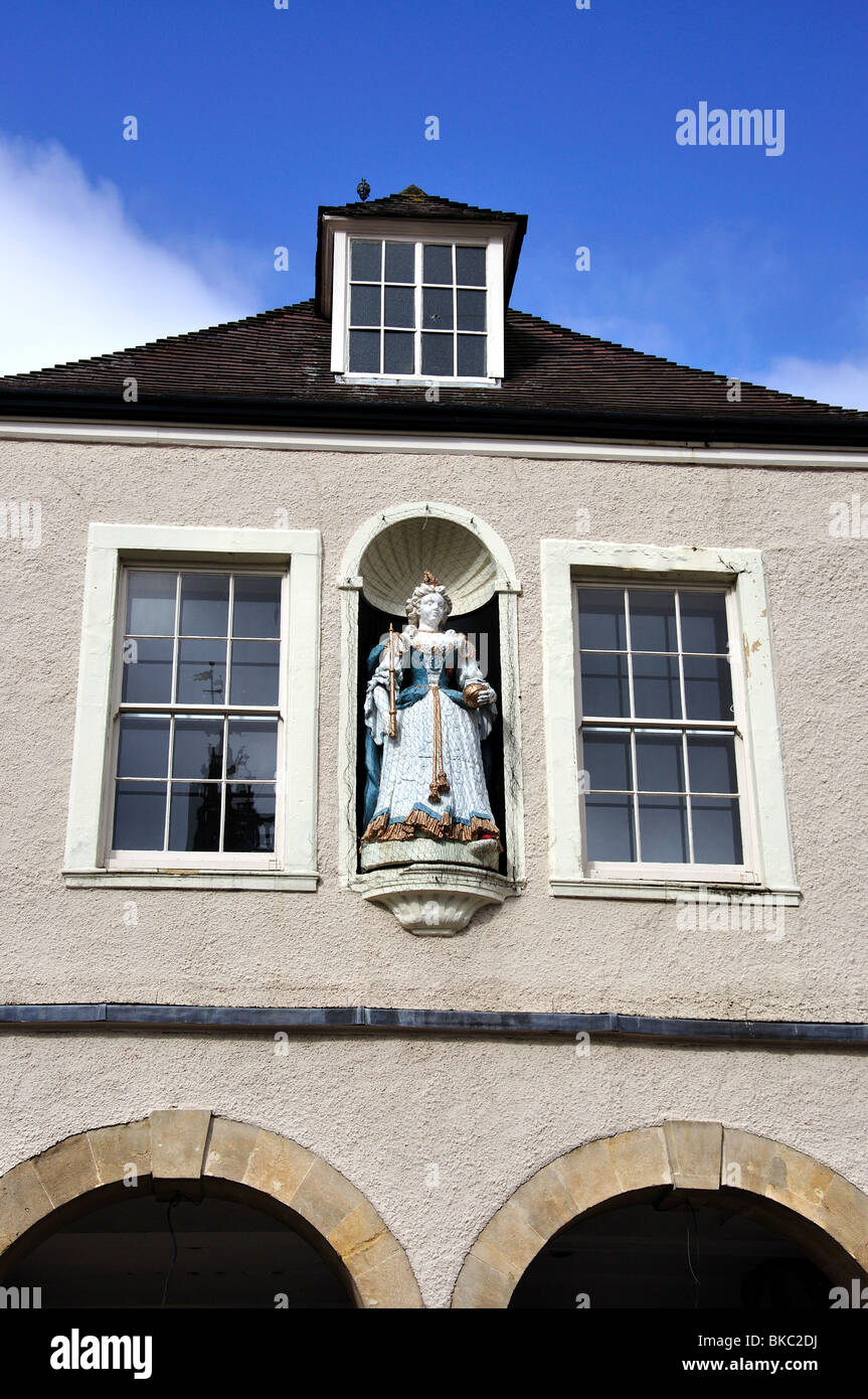 Königin Maria Statue, Rathaus, Marktplatz, Dursley, Gloucestershire, England, Vereinigtes Königreich Stockfoto