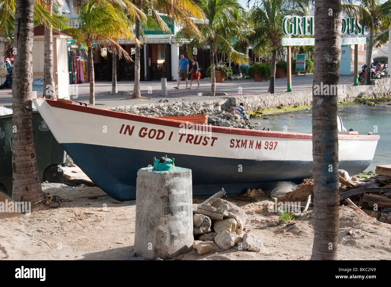 AUF Gott vertraue ich ist der Name dieses kleinen Fischerboot in Philipsburg, Sint Maarten Stockfoto