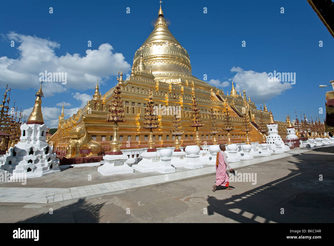 Buddhistische Nonne. Shwezigon Pagode. Bagan. Myanmar Stockfoto