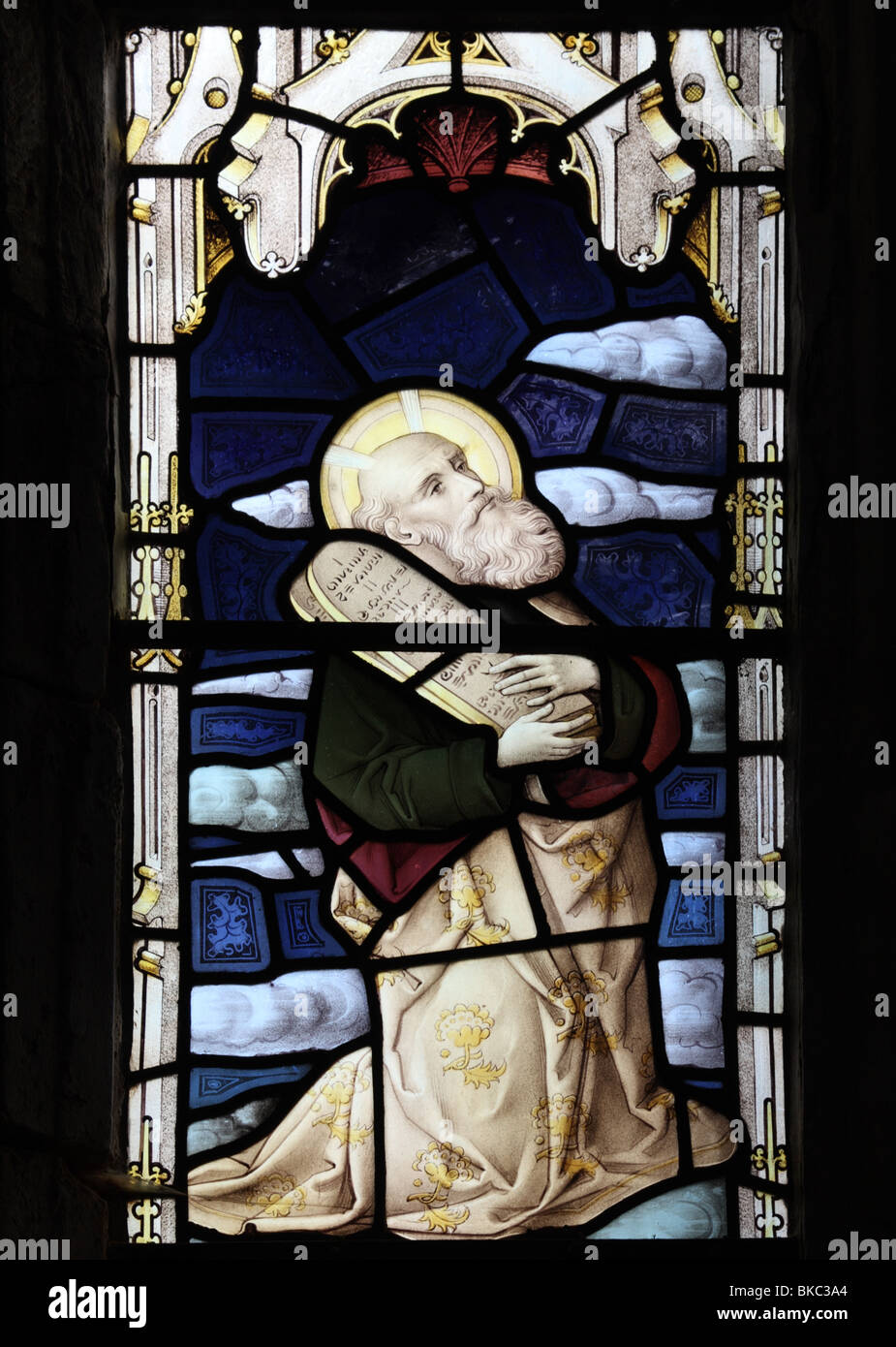 Ein Buntglasfenster mit Moses, der die Steintafeln hält, St Mary the Virgin Church, Tysoe, Warwickshire Stockfoto