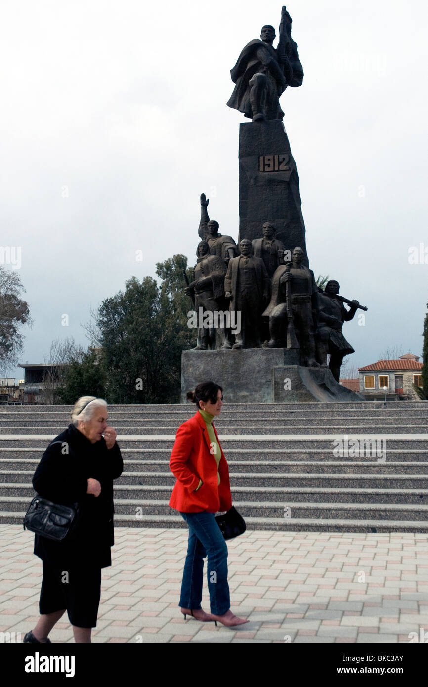 Der Stil des sozialistischen Realismus Unabhängigkeits-Denkmal in Independence Square in Vlora, Albanien Stockfoto