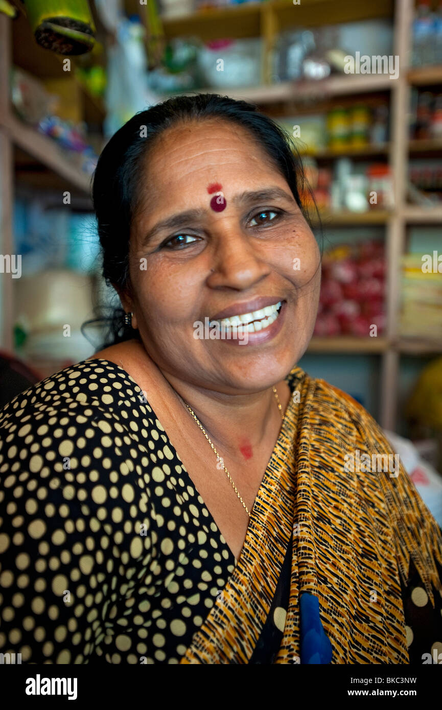 Frau im Supermarkt, Kovalam, Kerala, Indien Stockfoto