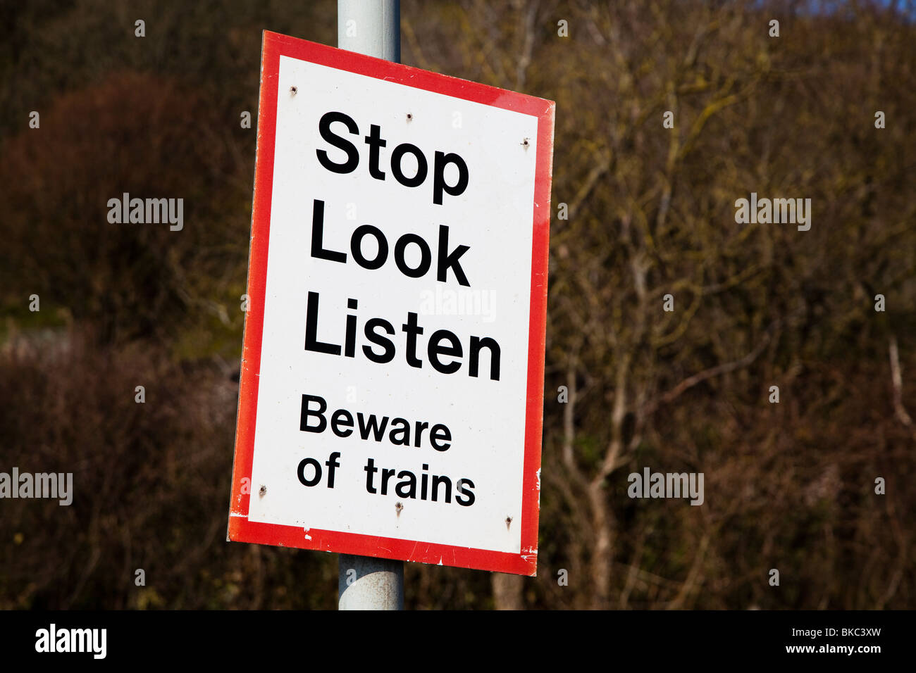Sehen hören Hüten Sie sich vor der Züge Warnung Stoppschild auf Bahnstrecke St Ishmaels Pembrokeshire Wales UK Stockfoto