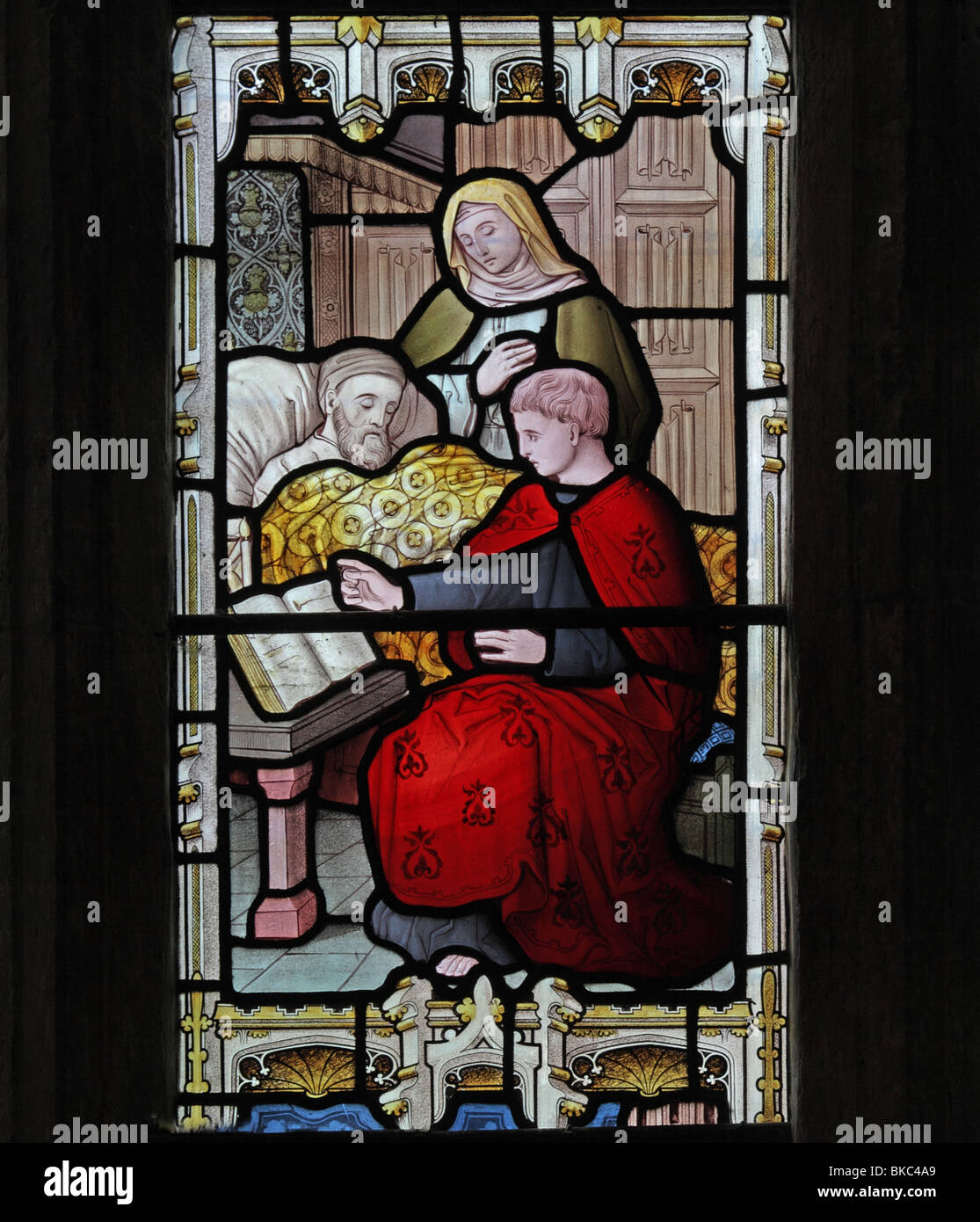 Ein Buntglasfenster von Lavers Barraud & Westlake, das einen Akt der korporalen Barmherzigkeit darstellt; Besuch der Kranken, St. Mary the Virgin, Tysoe, Warwickshire Stockfoto