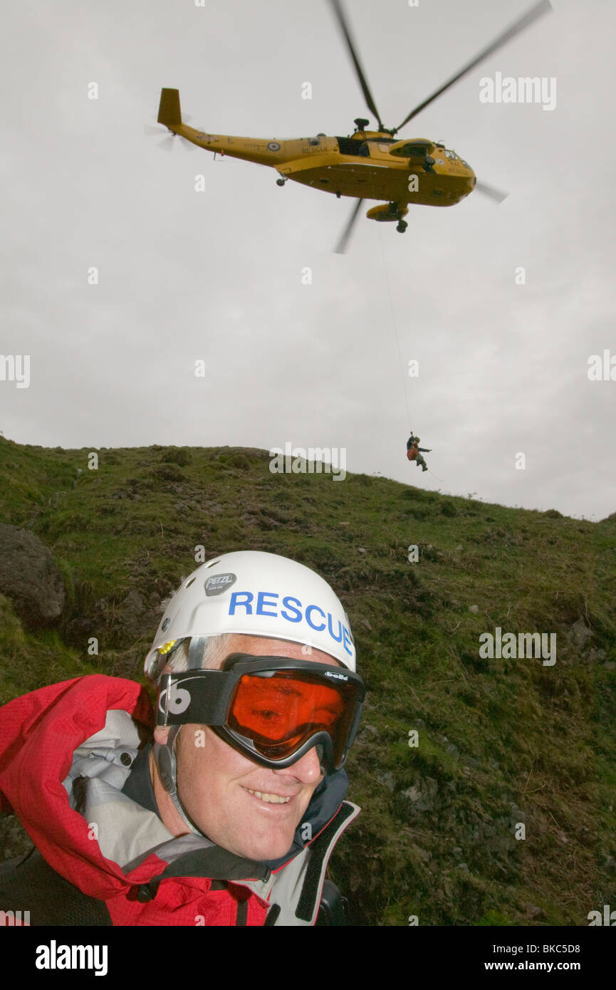 Eine RAF Sea King Hubschrauber Whinch ein Opfer von einem Berg Rettung Unfall Standort auf Loughrigg im Lake District Stockfoto