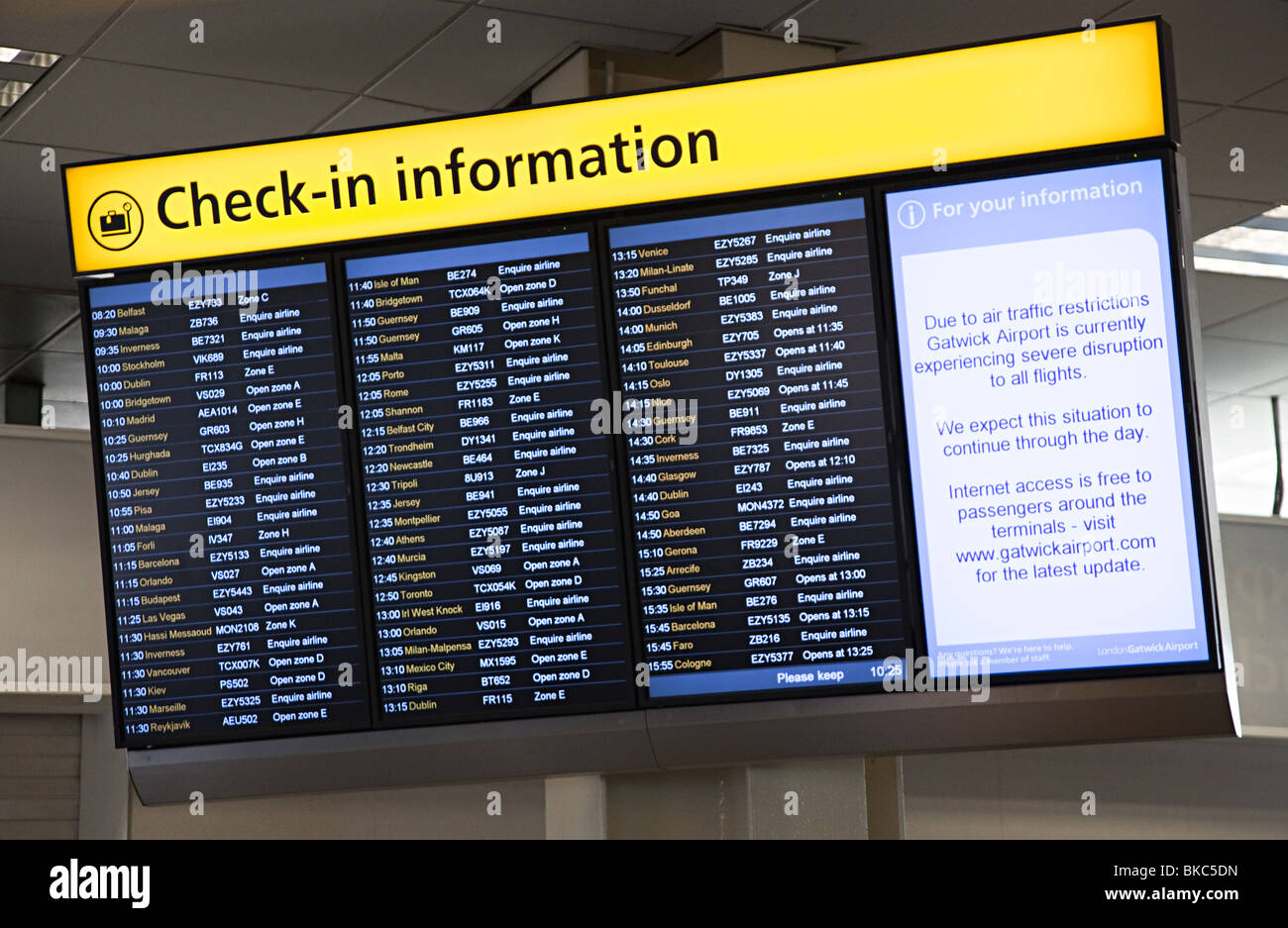 Check-in mit annullierten Fluginformationen am Flughafen Gatwick London England UK Stockfoto
