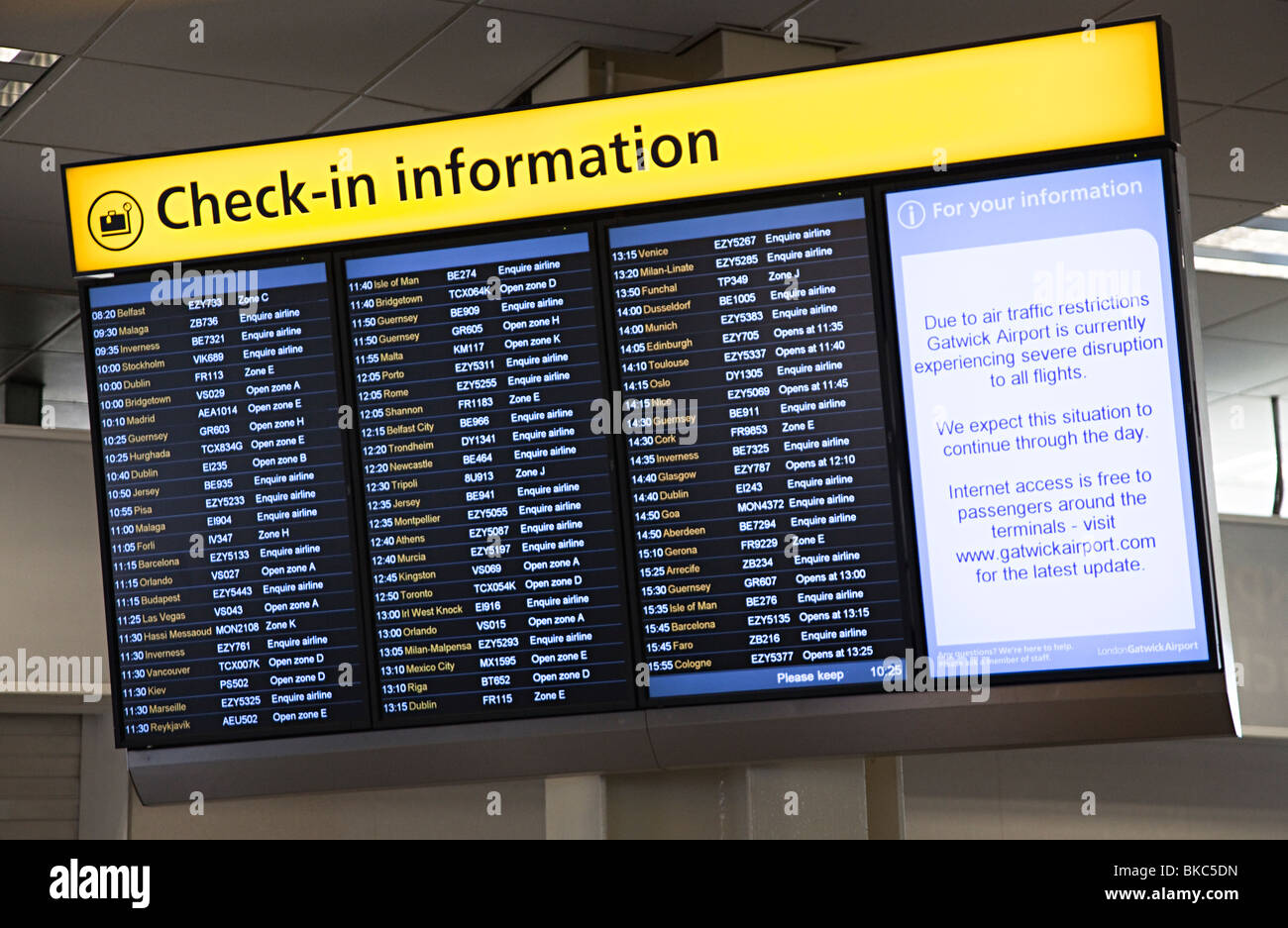 Check-in mit annullierten Fluginformationen am Flughafen Gatwick London England UK Stockfoto