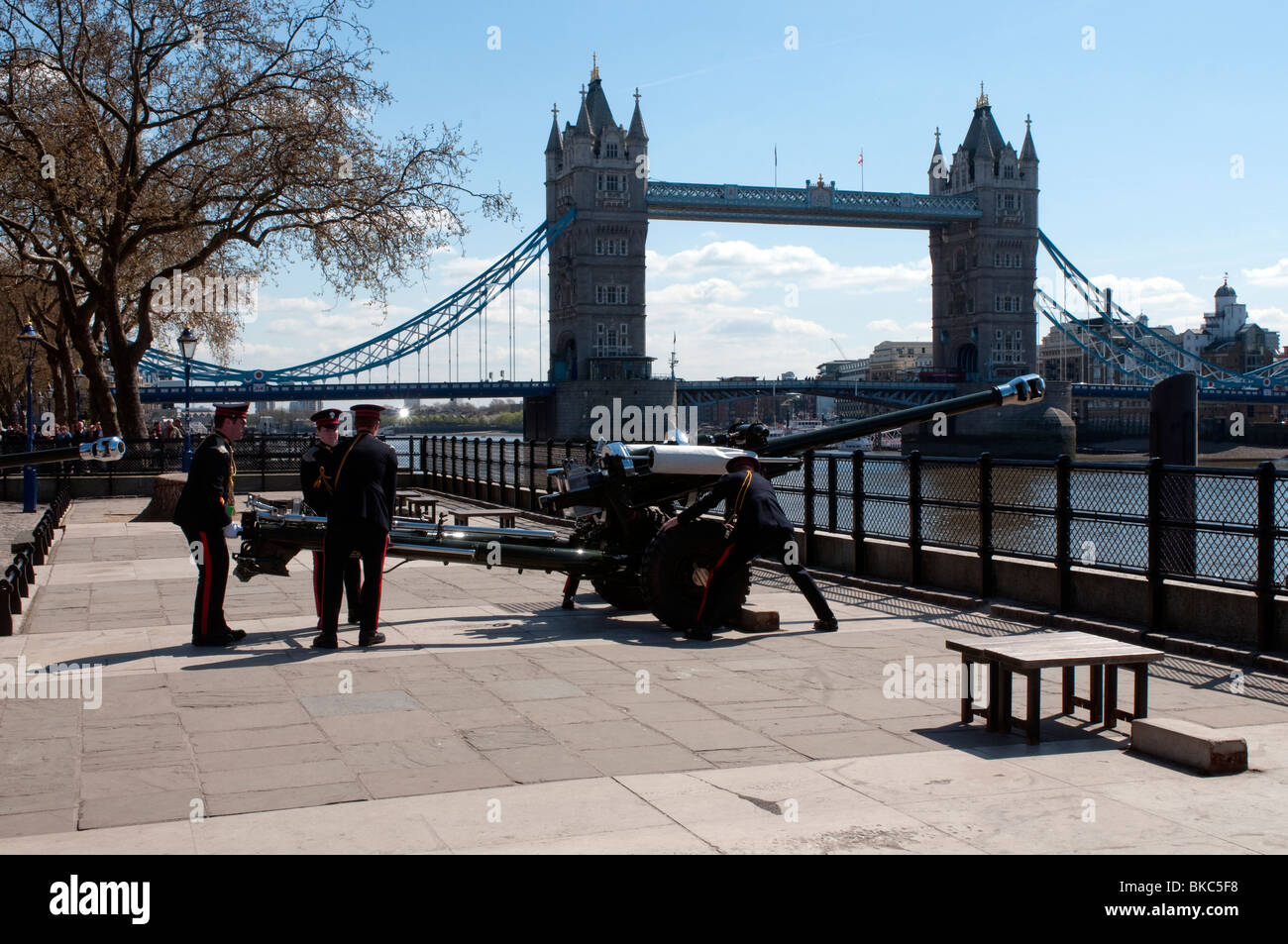 62 Salutschüssen der ehrenwerten Artillerie-Gesellschaft unter dem Tower of London anlässlich ihrer Majestät der Königin Geburtstag. Stockfoto