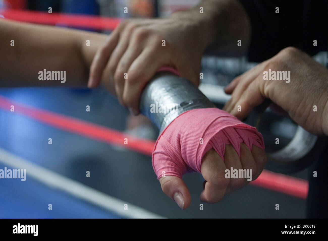 Weibliche Hand wird für Boxhandschuh gewickelt Stockfoto