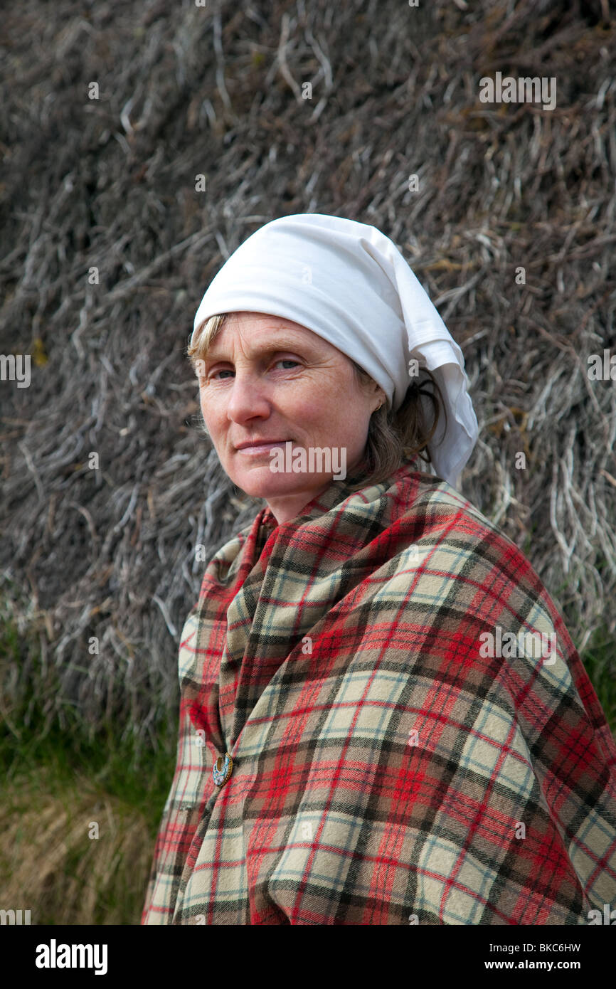 Frau in traditioneller Kleidung, und strohgedeckten Schottischen croft bei  Highland Folk Museum, Sehenswürdigkeit in Aviemore, Highlands, Schottland,  Großbritannien Stockfotografie - Alamy