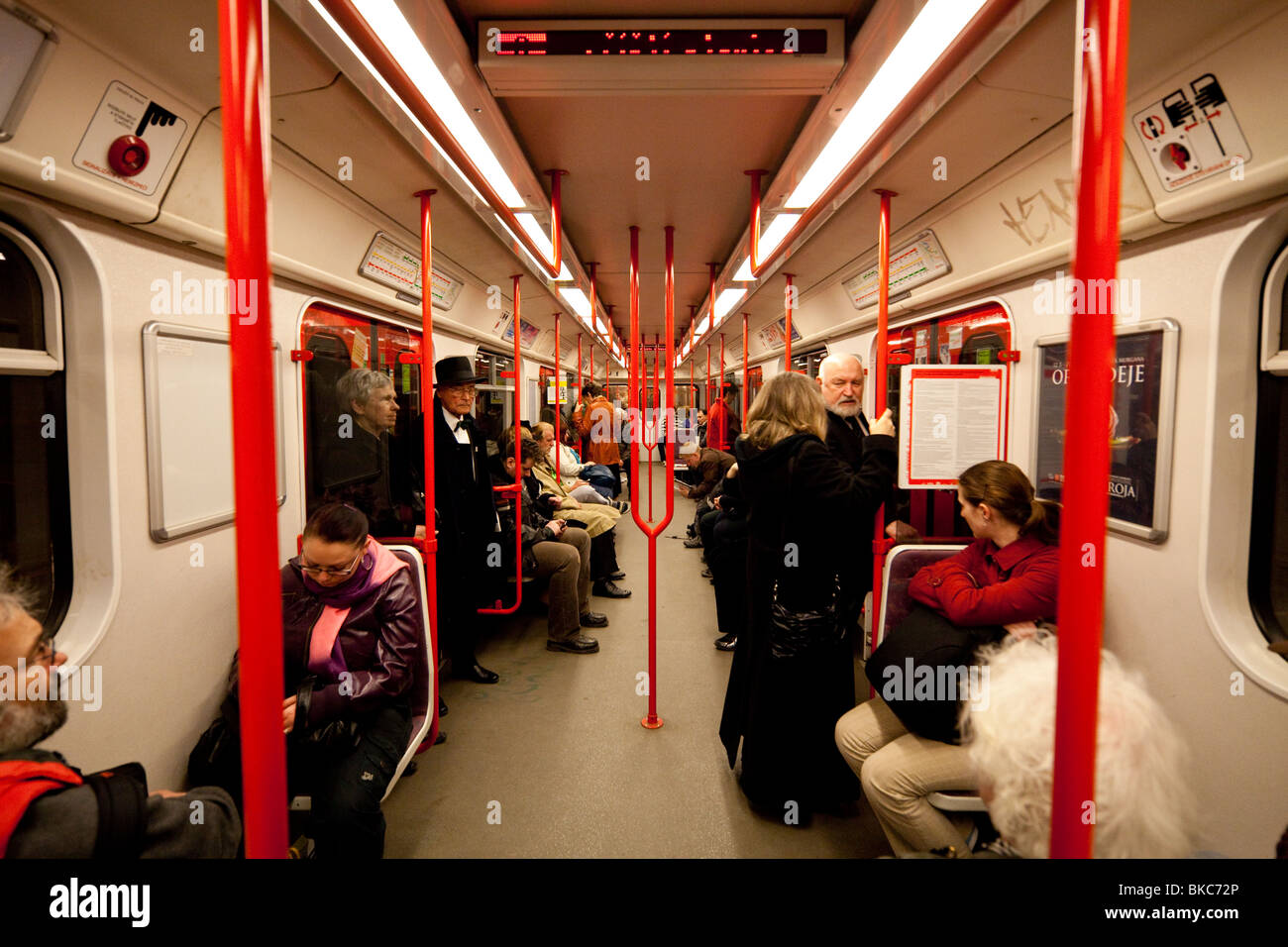 Passagiere auf der Prager u-Bahn Stockfoto