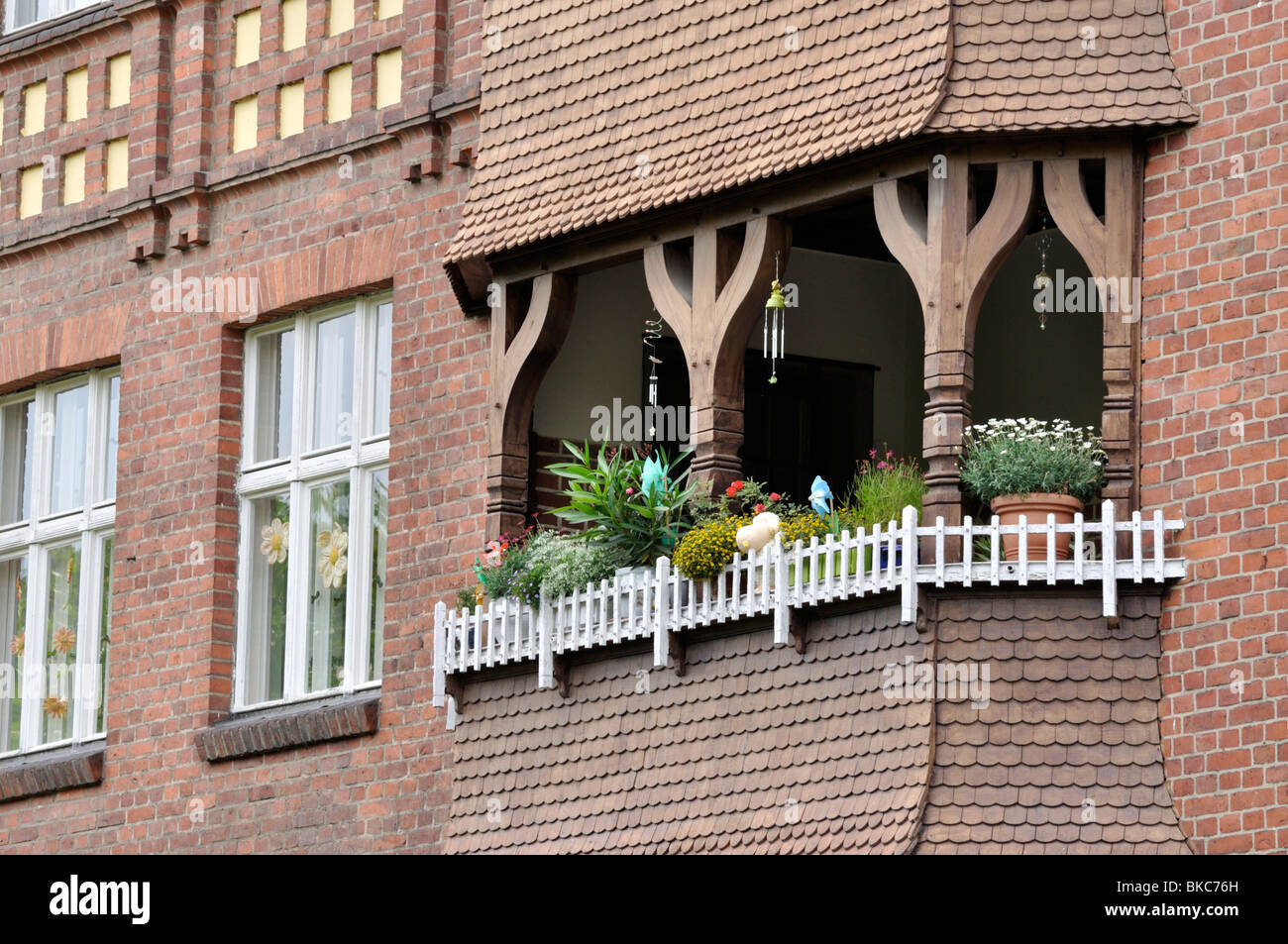 Balkon mit Sommerblumen Stockfoto