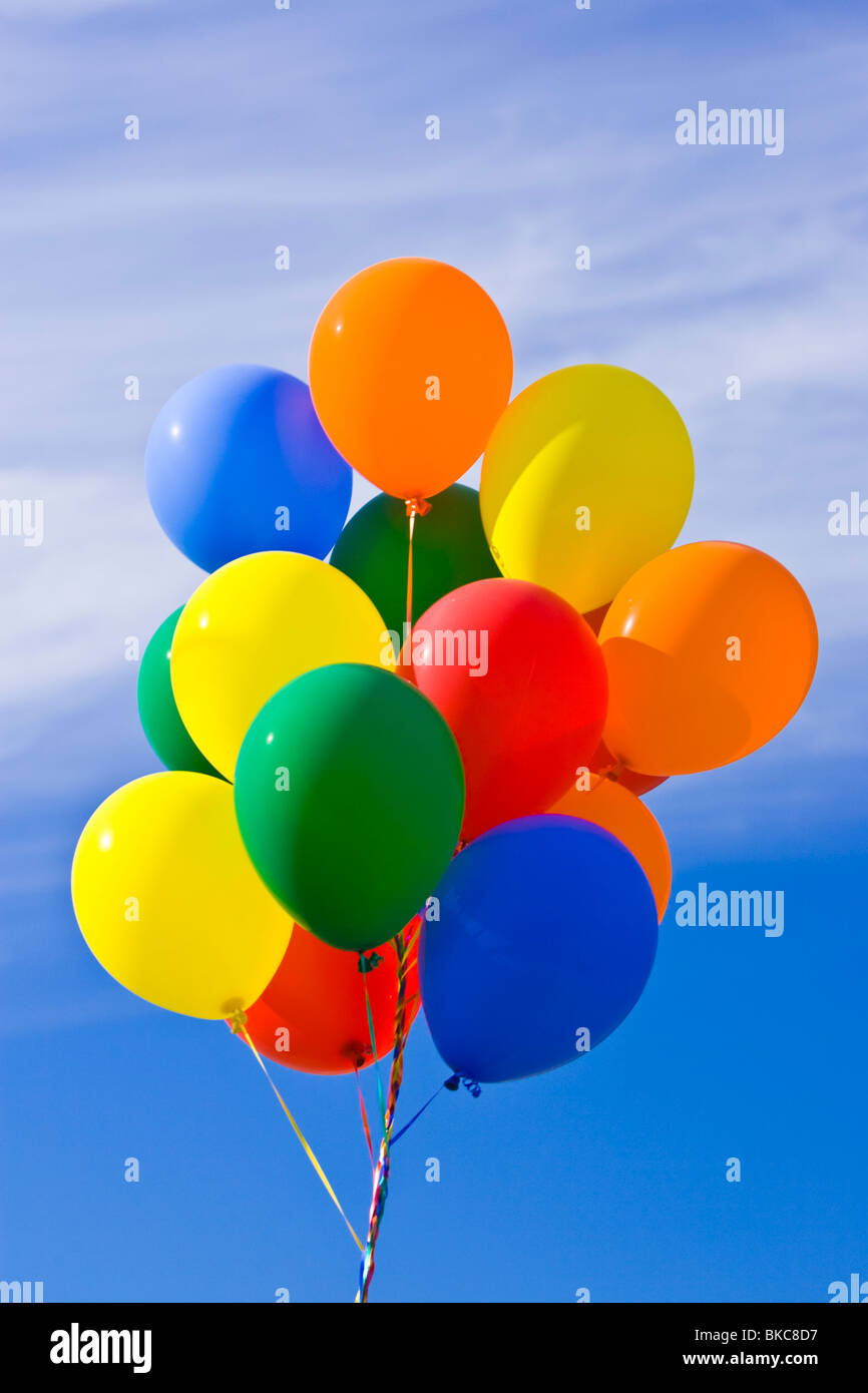 Bunte Luftballons gegen blauen Himmel Stockfoto