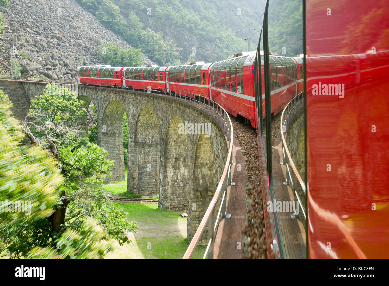 der Bernina-Glacier-express, der von Chur in der Schweiz nach Tirano in Italien geht Stockfoto