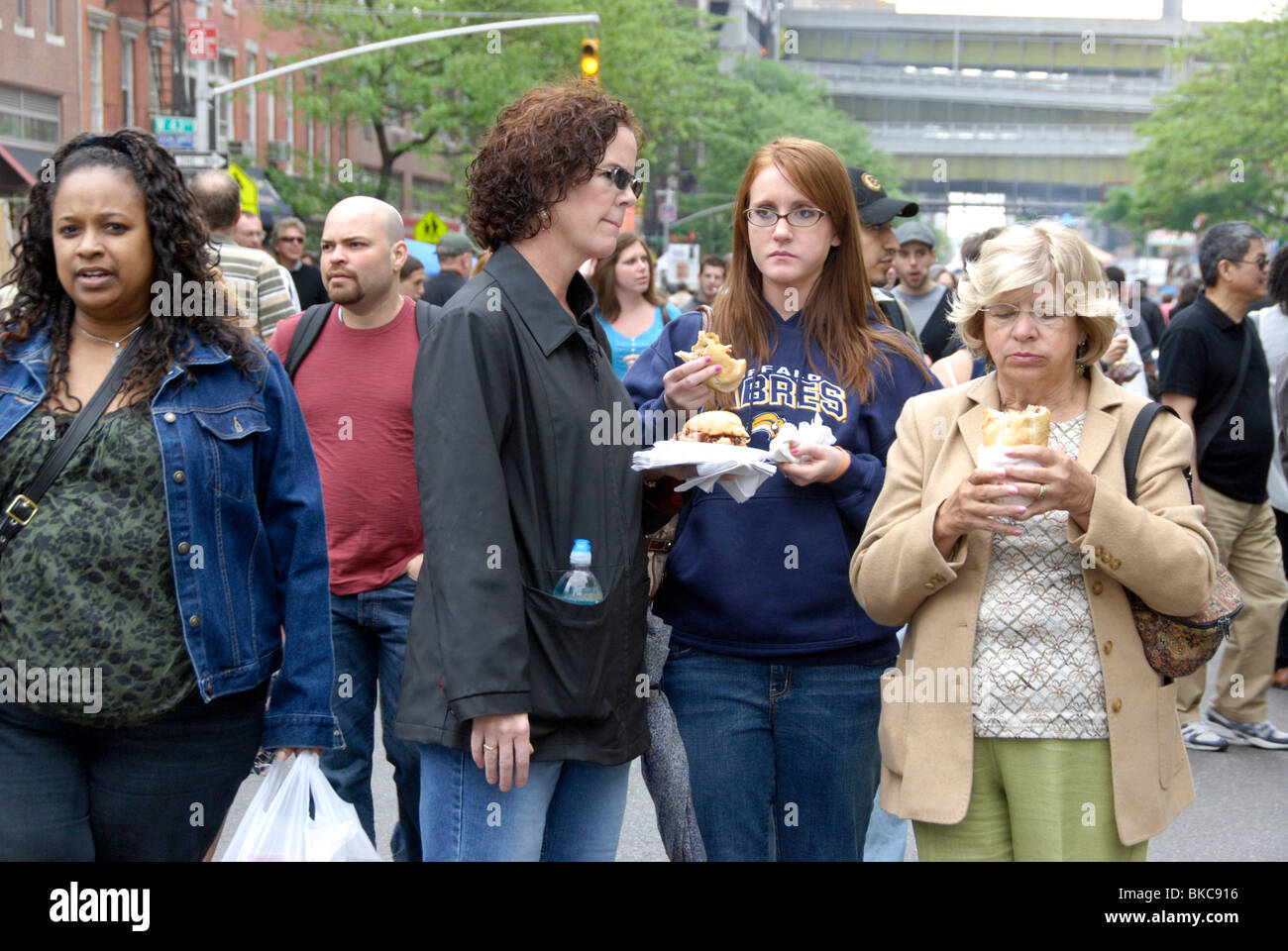 unterschiedliche Menschen in der Menge Essen auf dem Sprung an der Ninth Avenue New York 9. Ninth Avenue International Food Festival Stockfoto