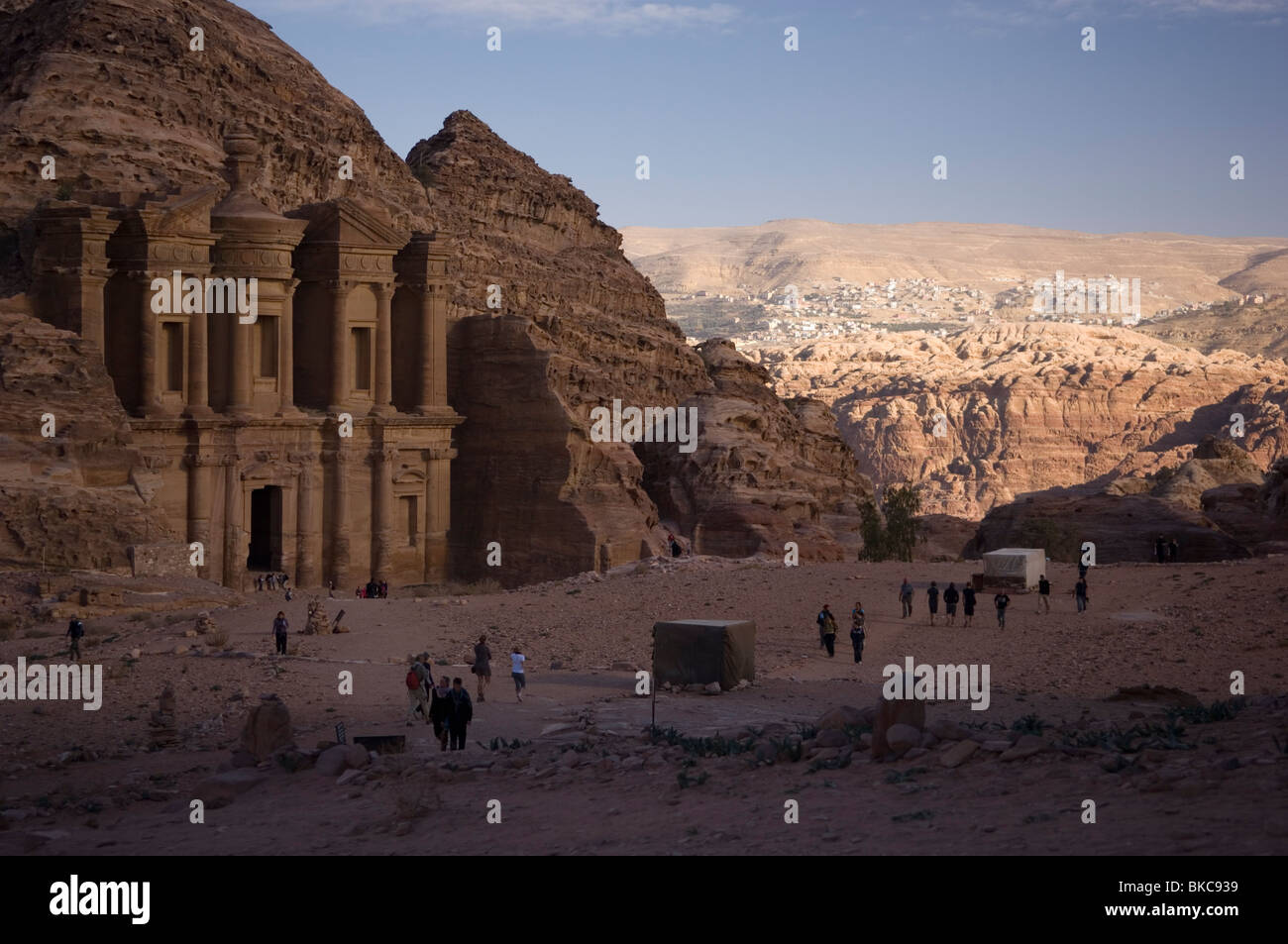 Ad-Deir ("das Kloster") in den Schatten. Petra, Jordanien Stockfoto