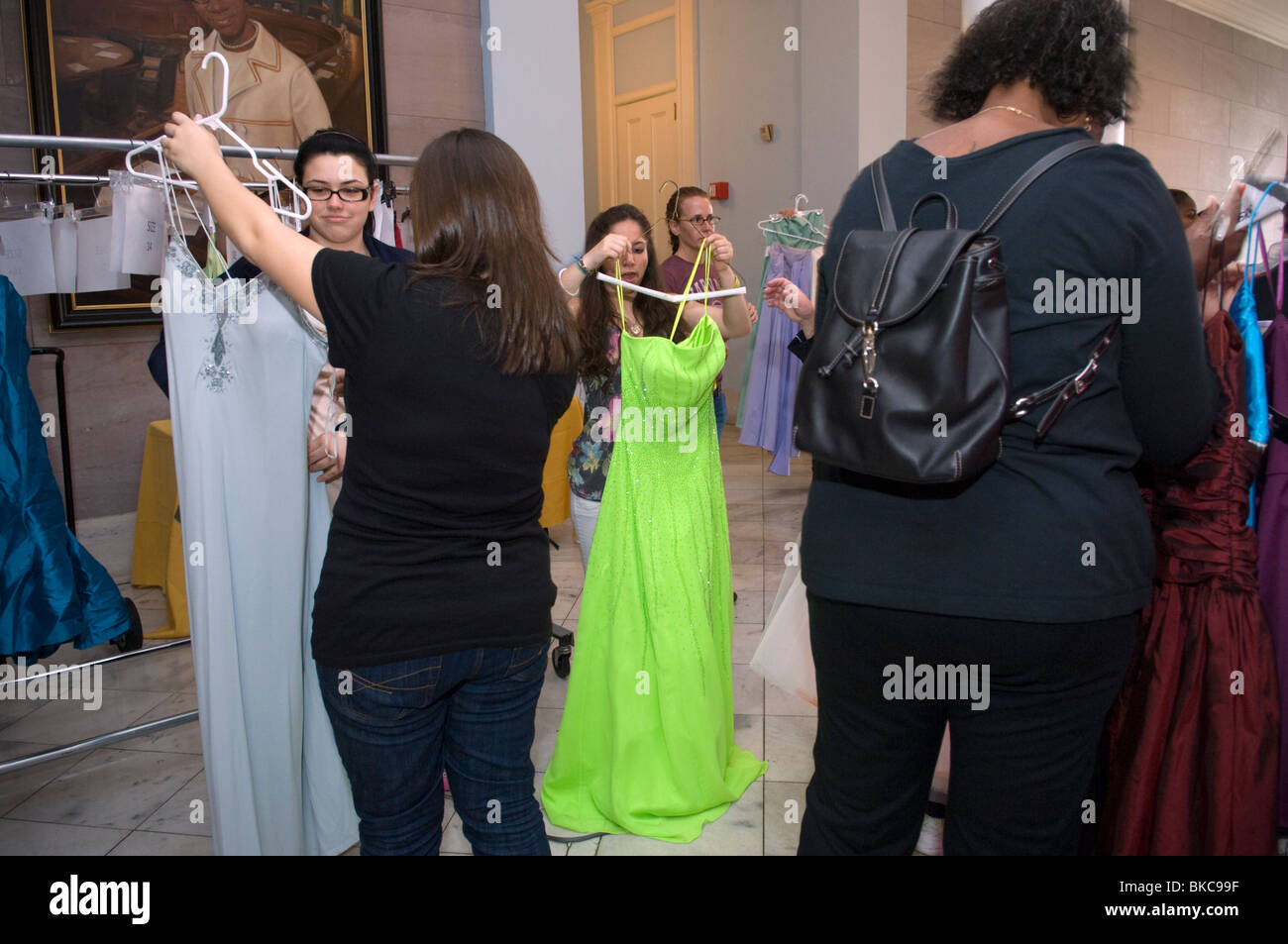 Ballkleider Stockfotos Und Bilder Kaufen Alamy